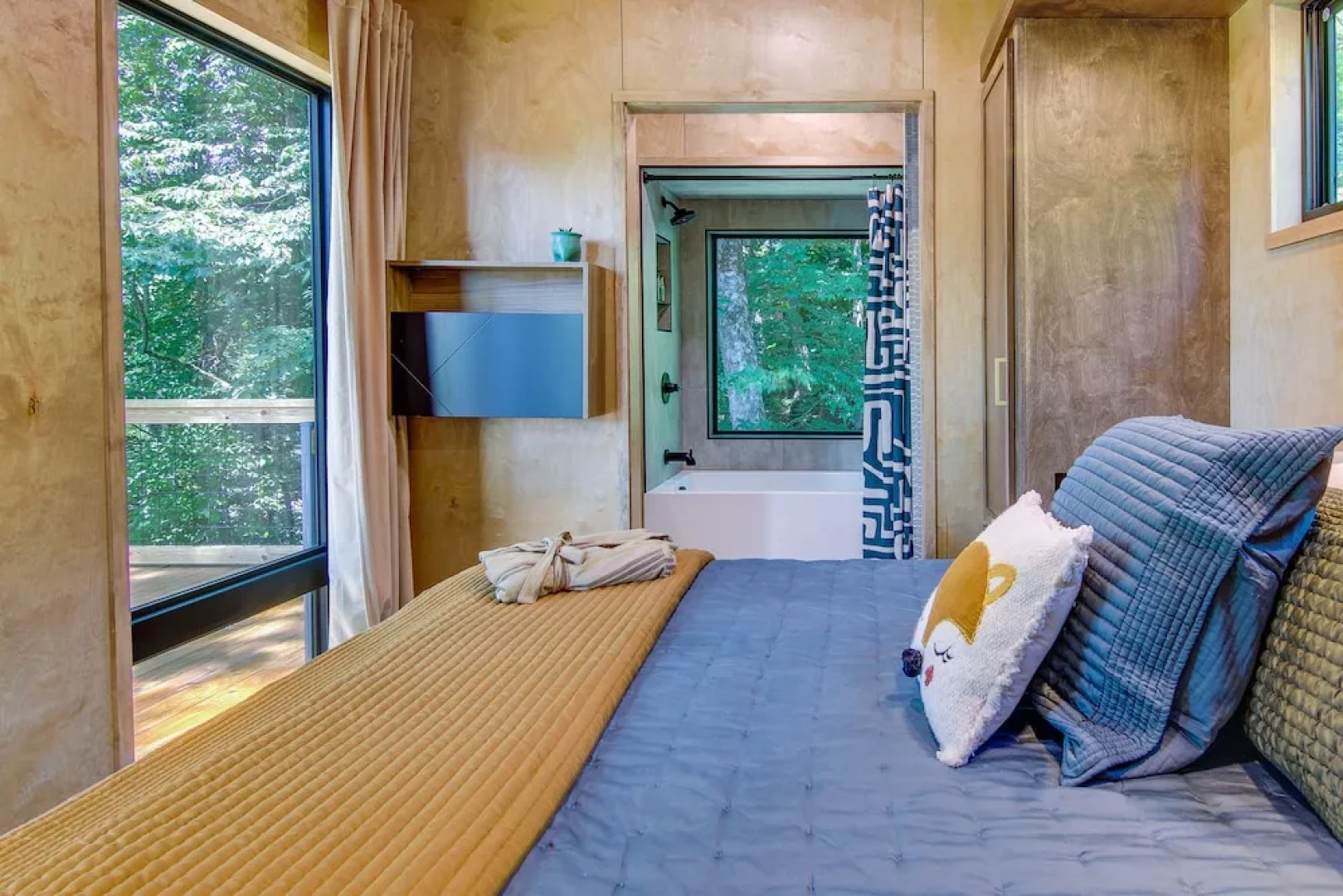 Upscale + Modern Tiny Cabin on Cane River!