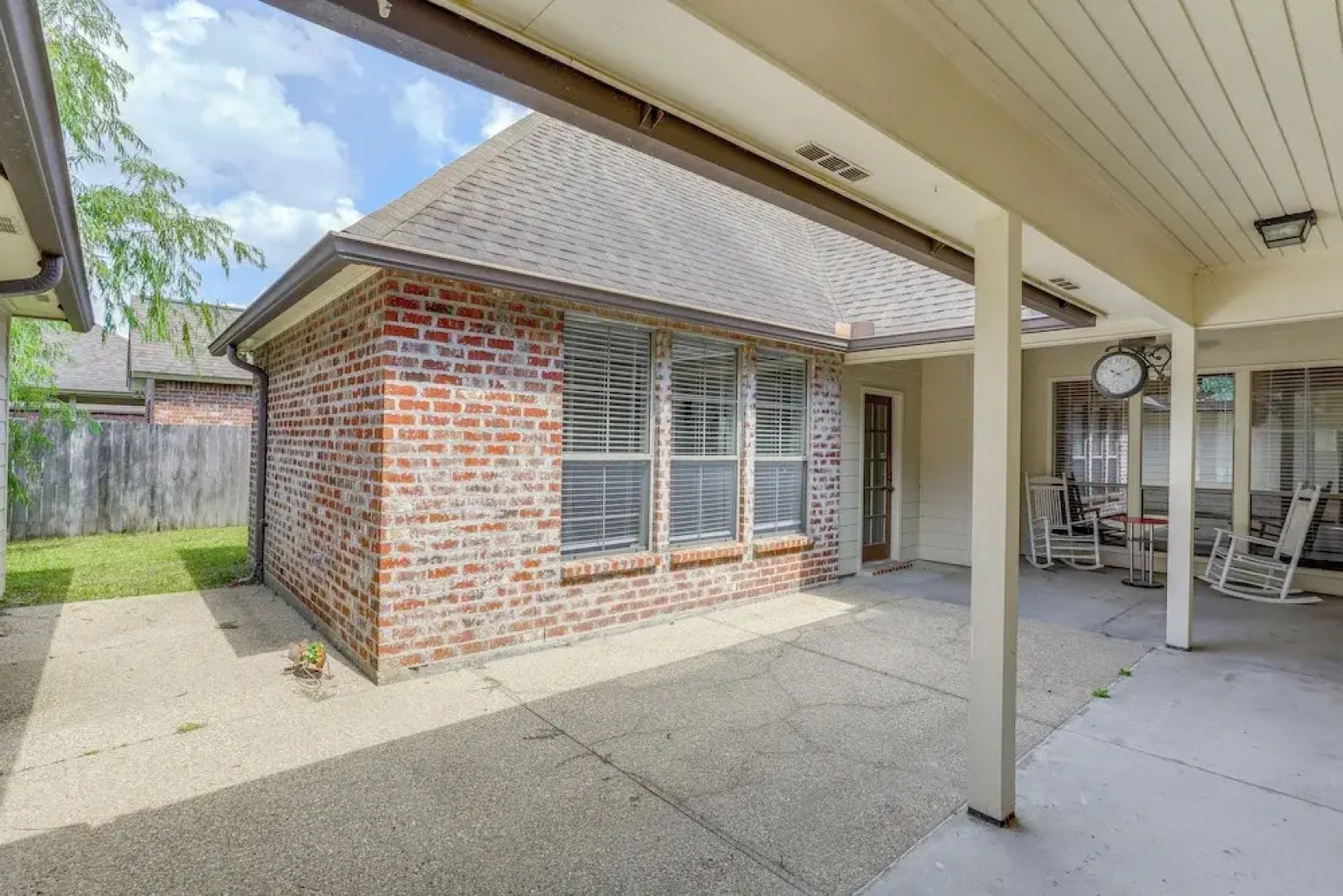 Easy Access to I-10: Family Home in Prairieville!