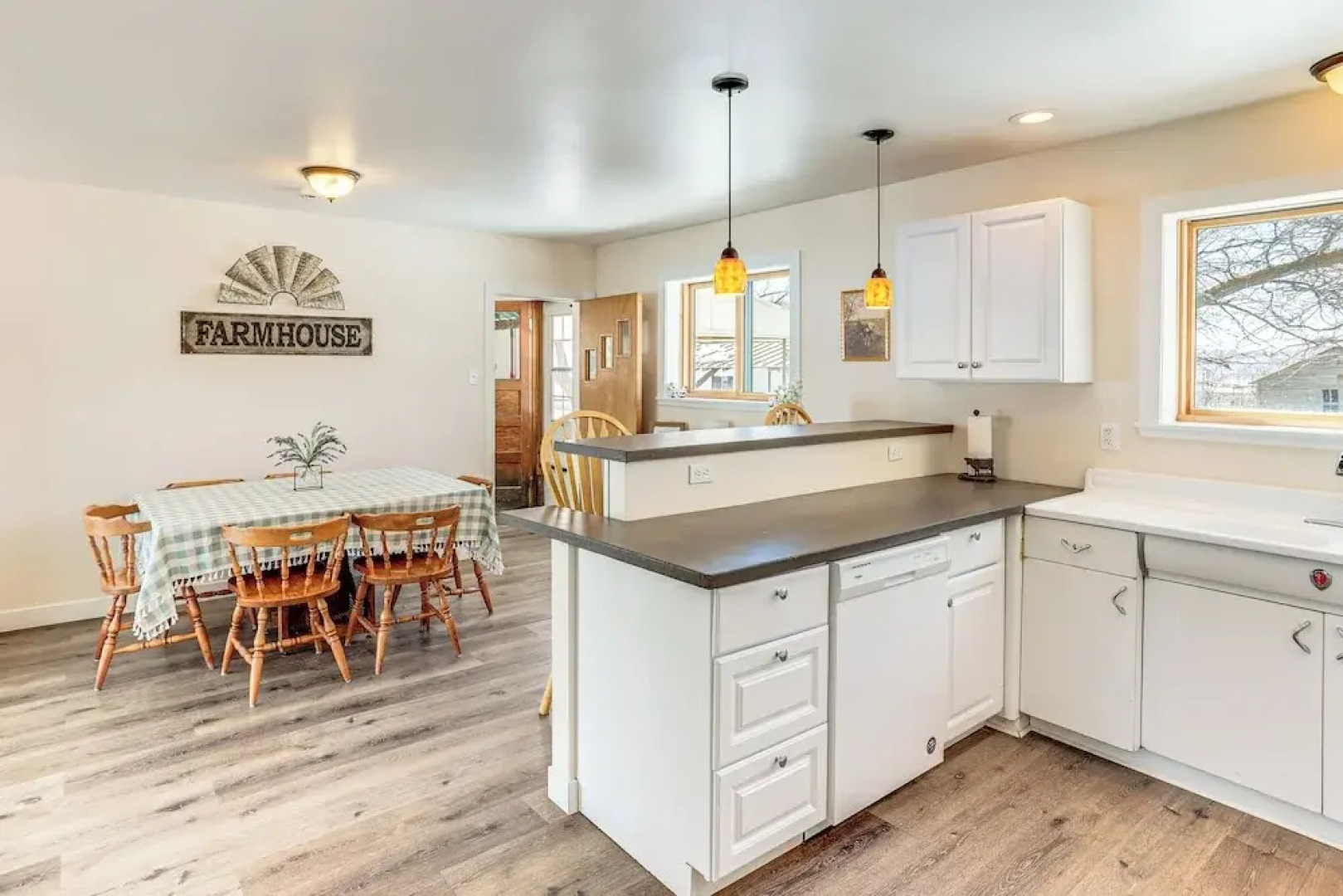 Patio & Mountain Views: Farmhouse in Mancos!