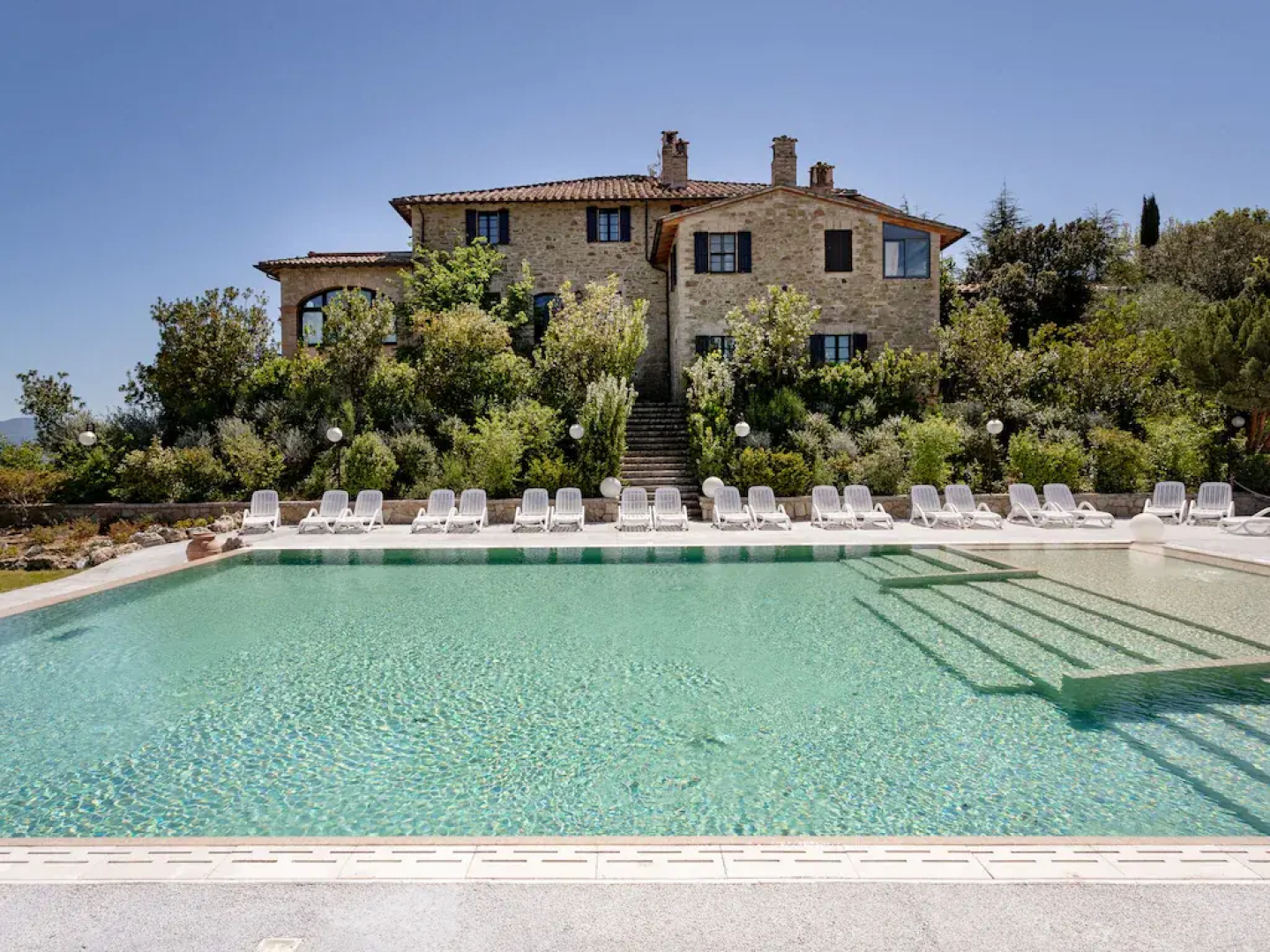 Alluring apartment in Passaggio di Bettona with pool