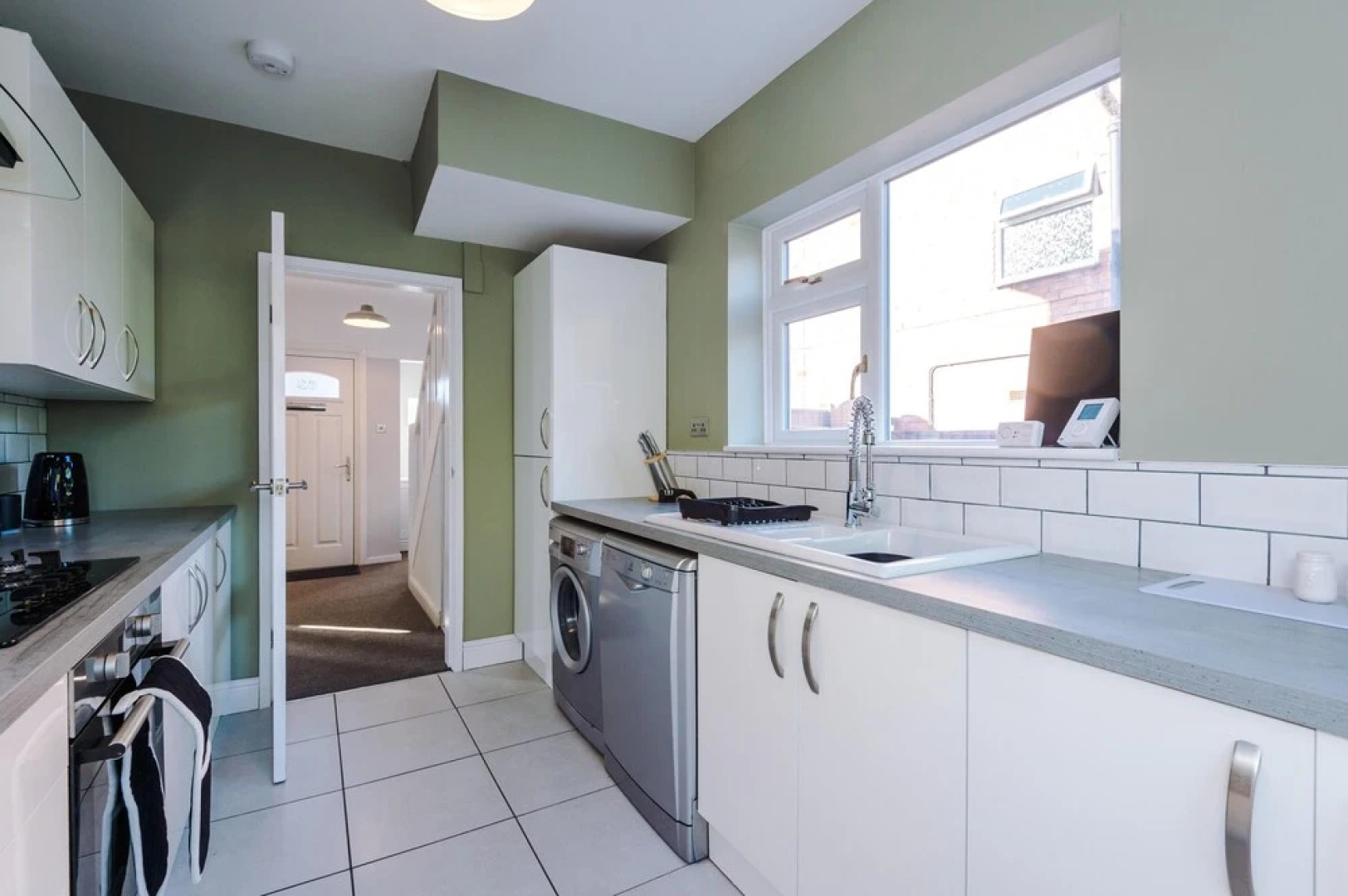 Premium 3 bed Detached House - off Road Parking - Bromborough