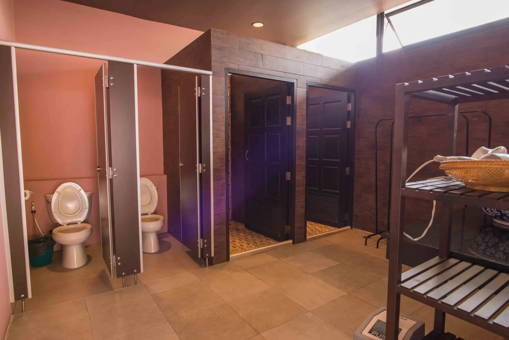 Feung Nakorn Balcony Rooms and Cafe