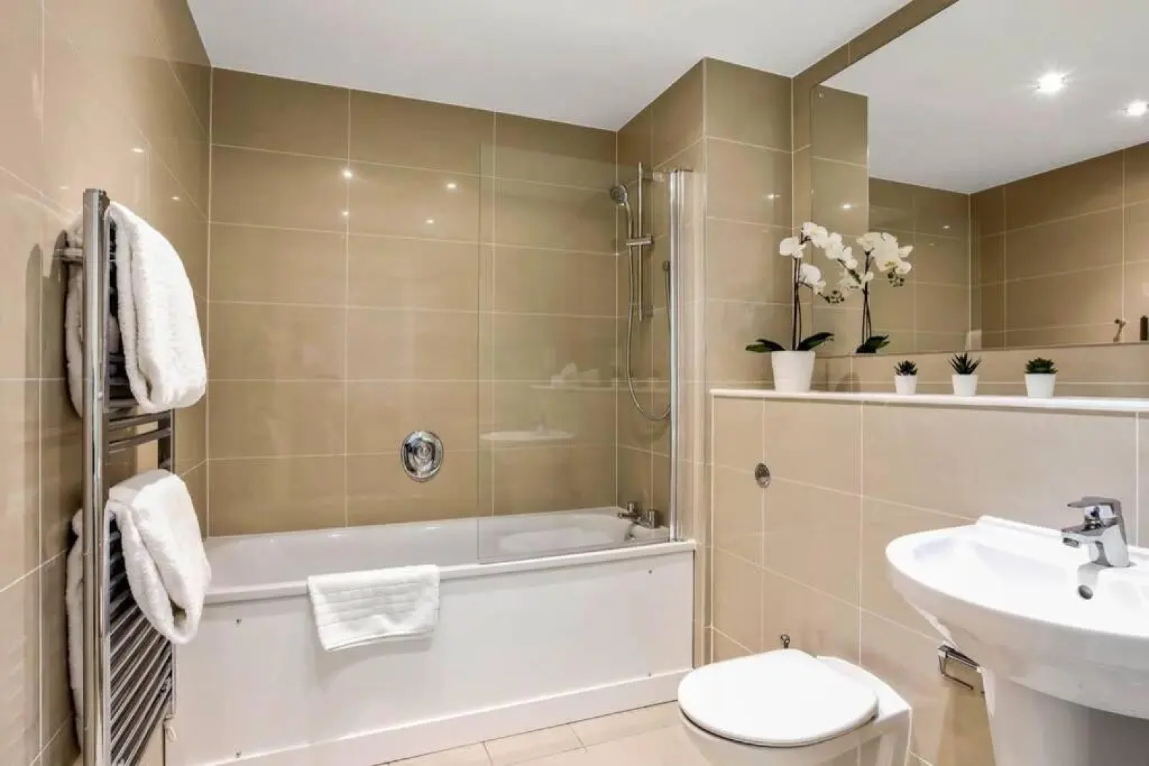 Stunning 2 Bed/2 Bath In Town Centre & Parking!