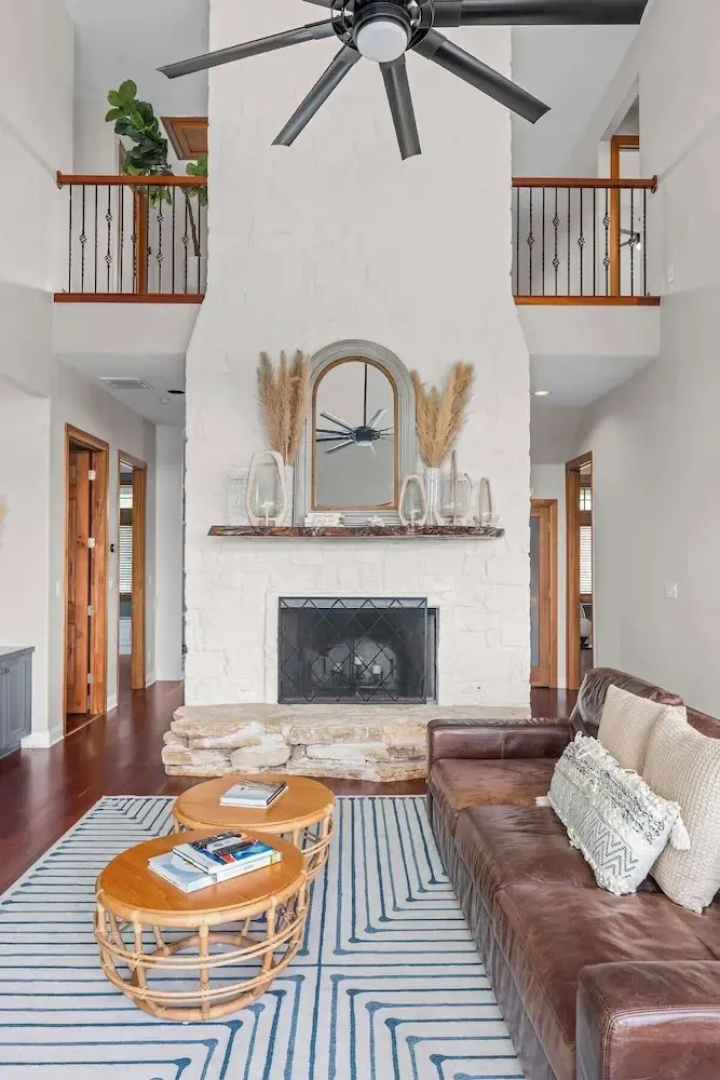 Luxurious Lake Park House: Sleeps 25, Pool, Hot-tub, Firepit and Game Room!