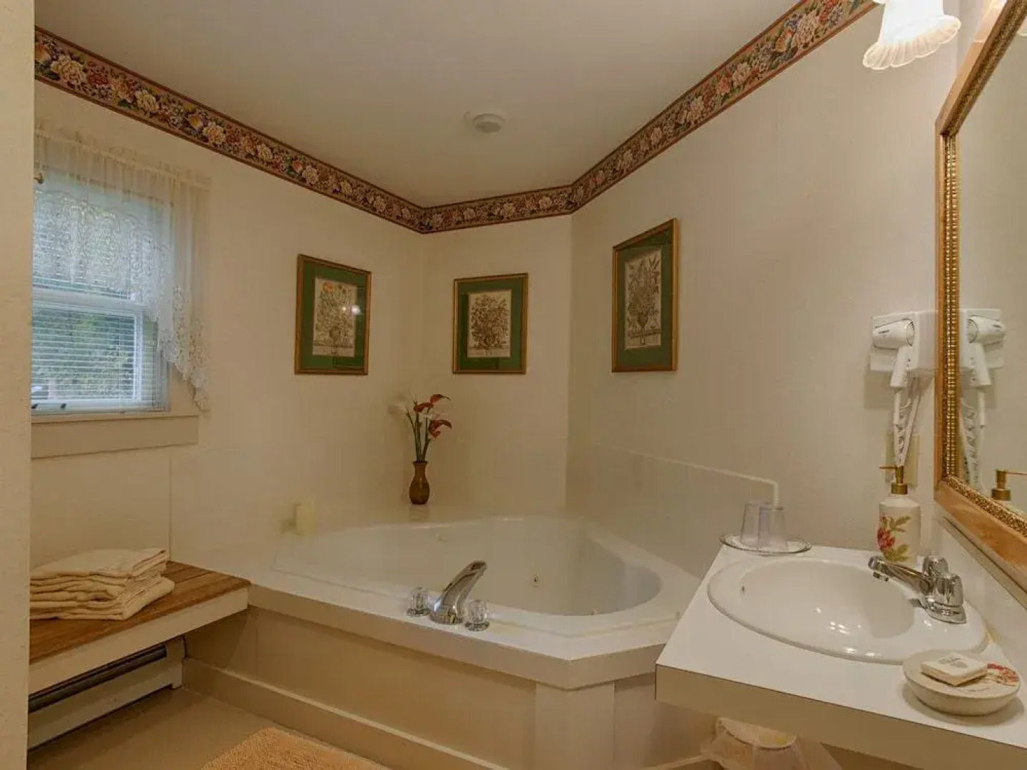 The Buttonwood Inn on Mt. Surprise