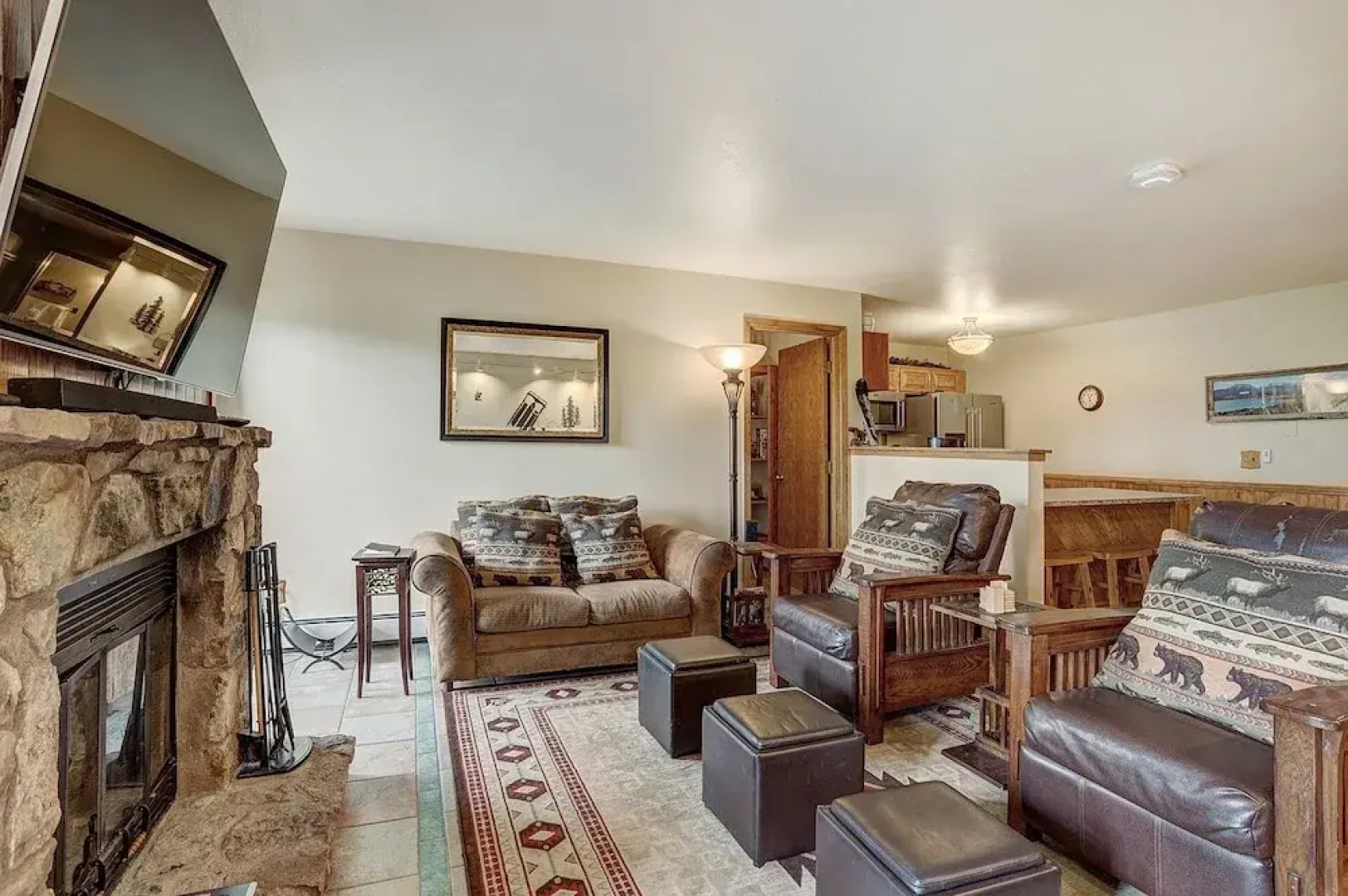 AA402 Buffalo Village 3 Br condo by RedAwning