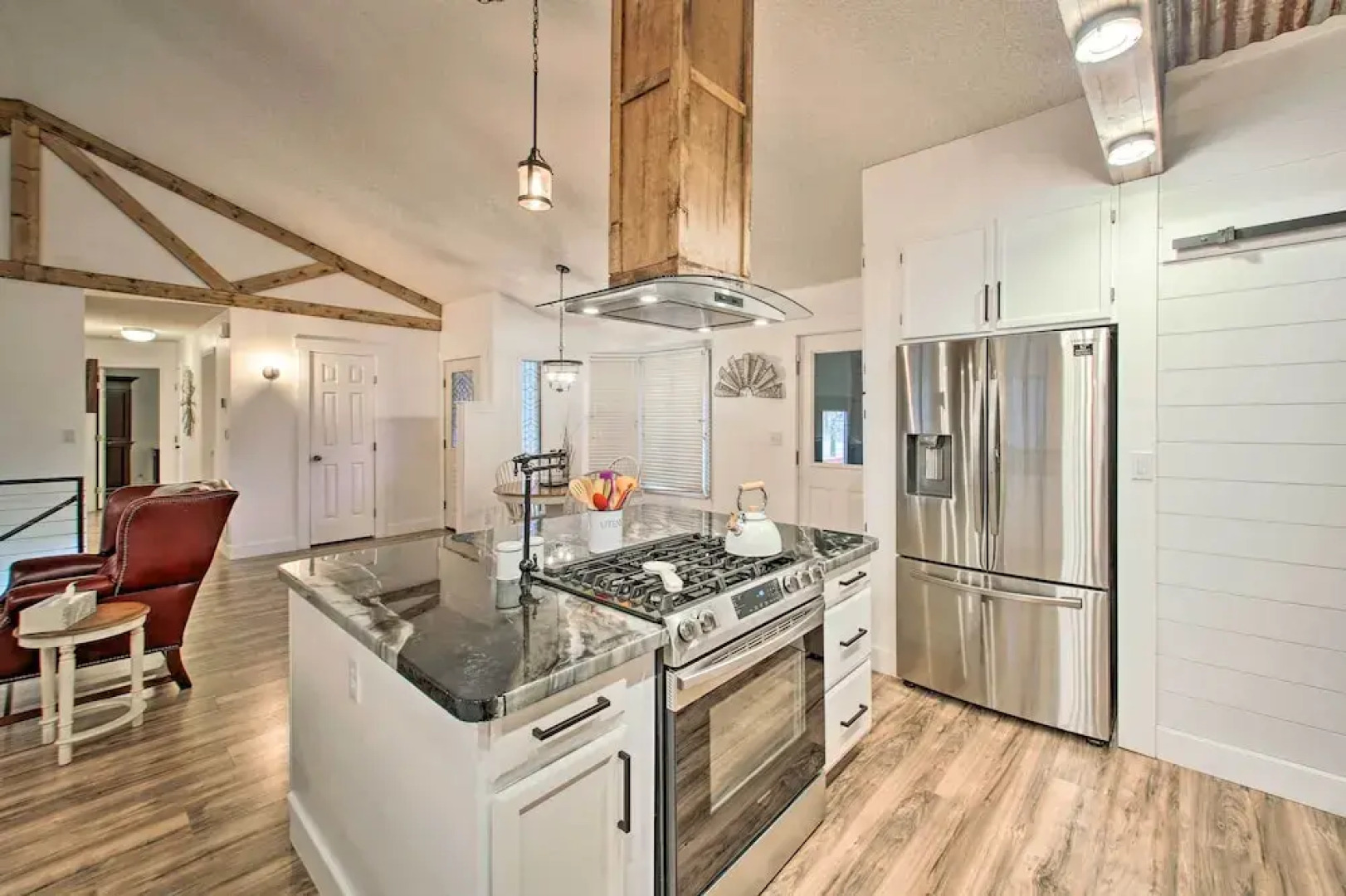 15 Mi to Hot Springs Nat'l Park: Home w/ Fire Pit!