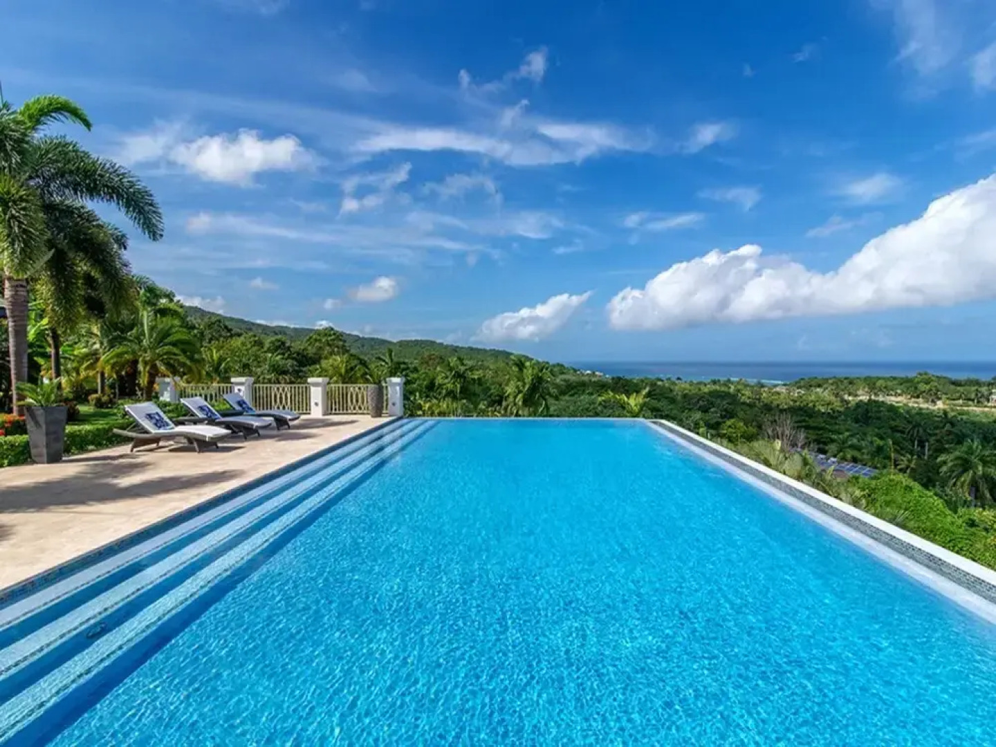 Sunny Vacation Villa 18