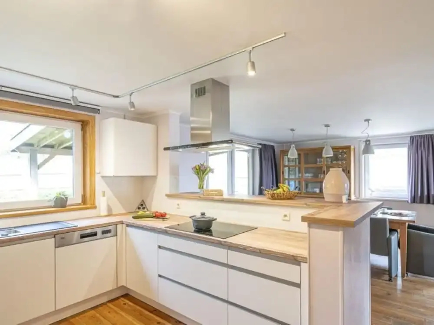 Quiet Villa with Hot Tub & Sauna