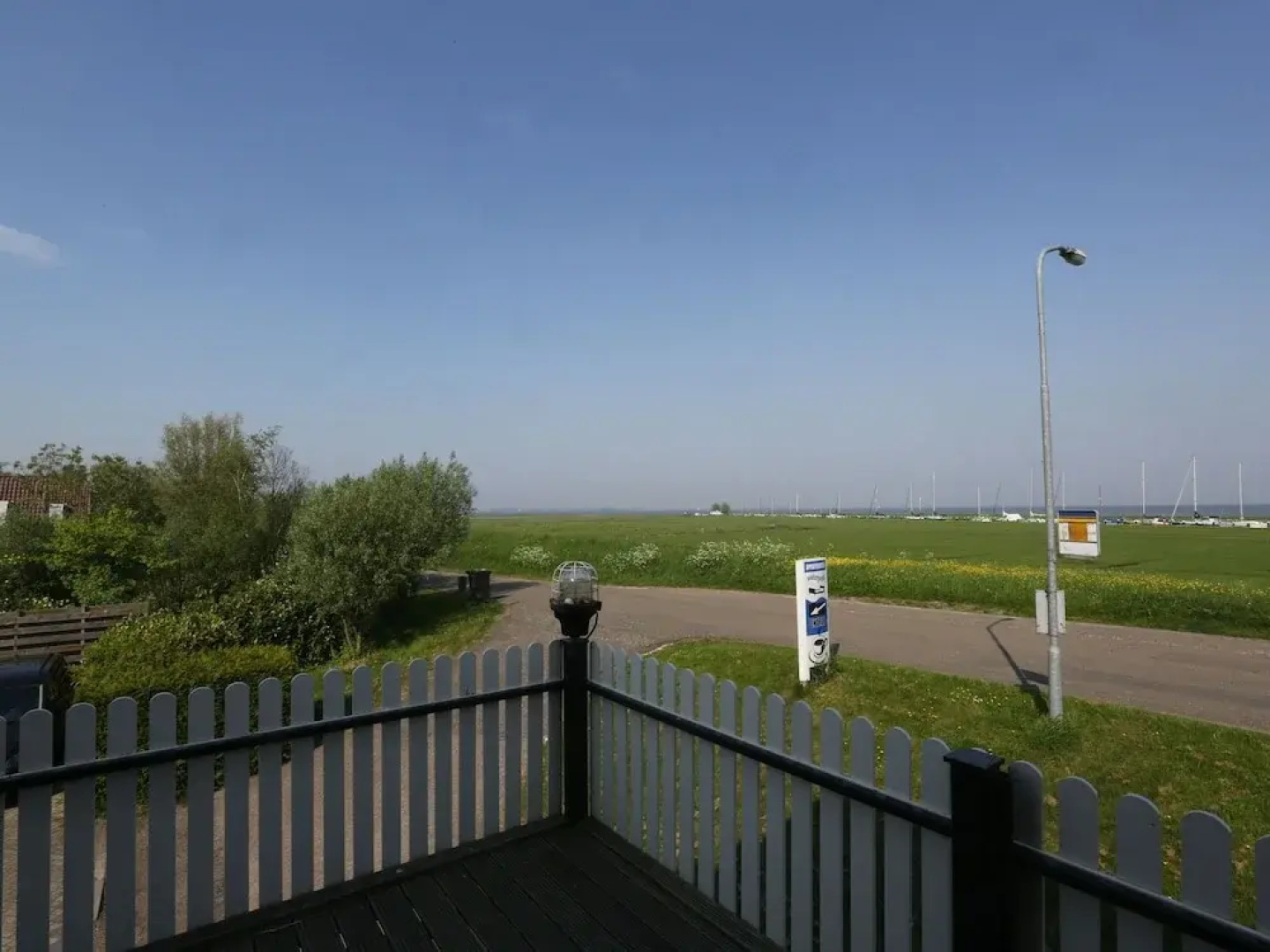 Romantic Holiday Home Directly on the Markermeer Lake with Waterfront Terrace