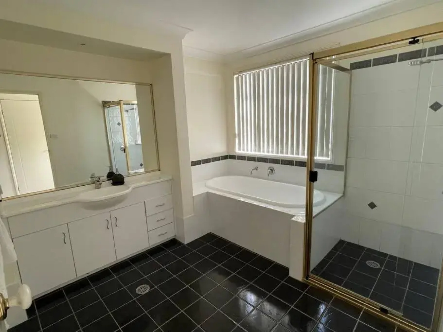 Beautiful 5 bedroom house in Jervis Bay