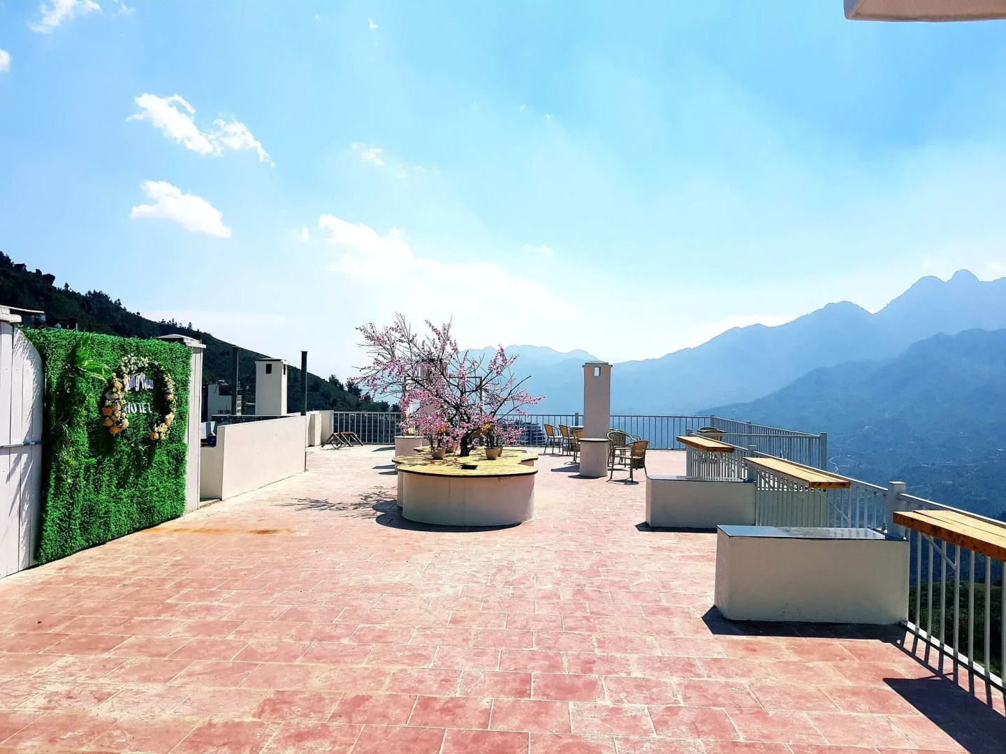 Phuong Nam Mountain View Hotel