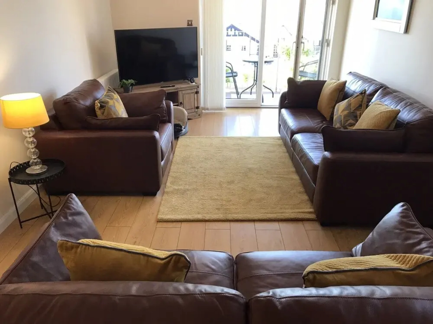 3-bed Apartment - Sleeps 6 - Parking, Wifi, Pets