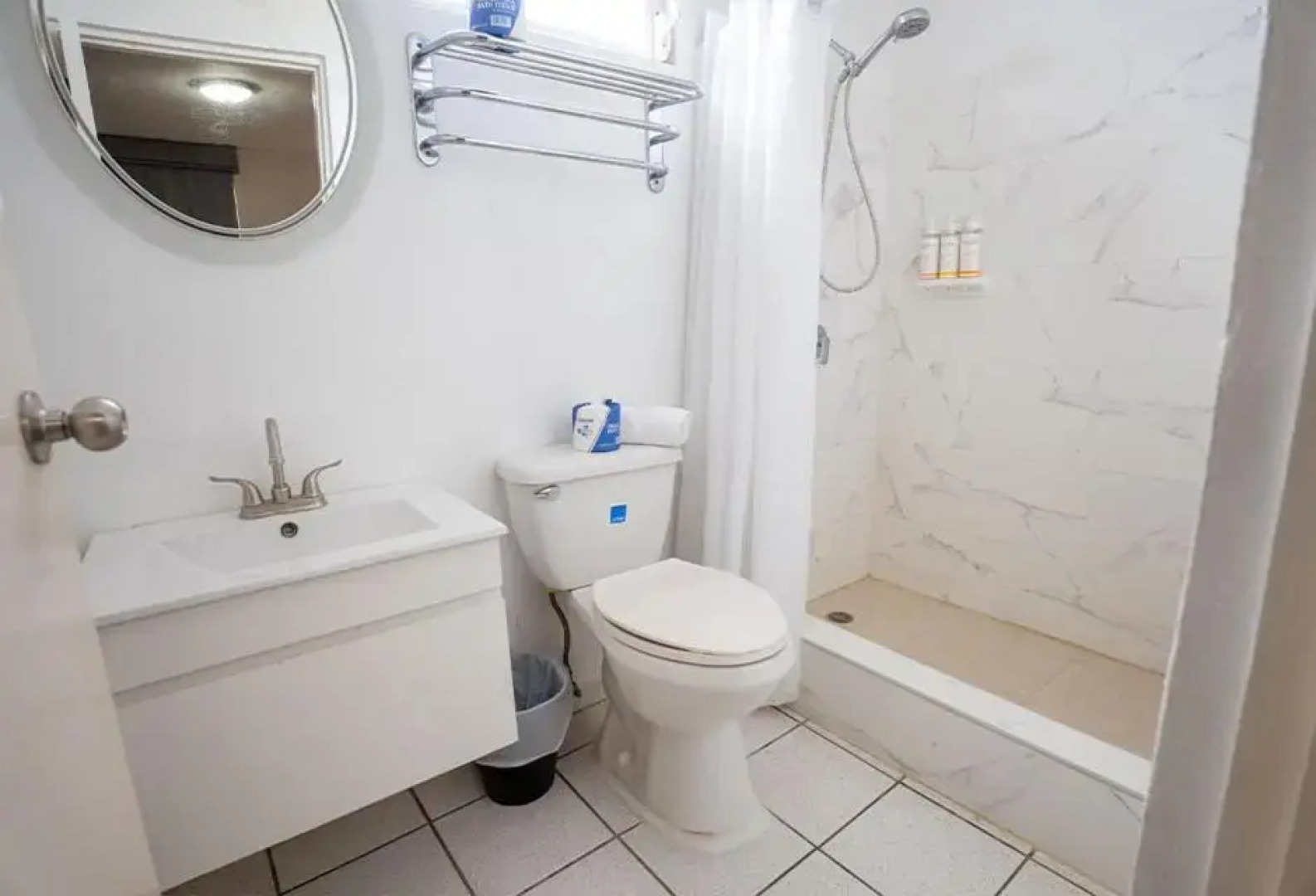 Full Moon Hotel & Restaurant