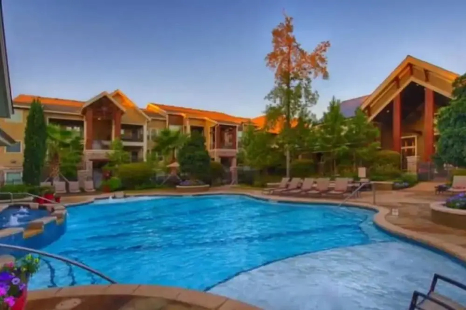 Stunning Modern Home Gated Community Pool & Gym
