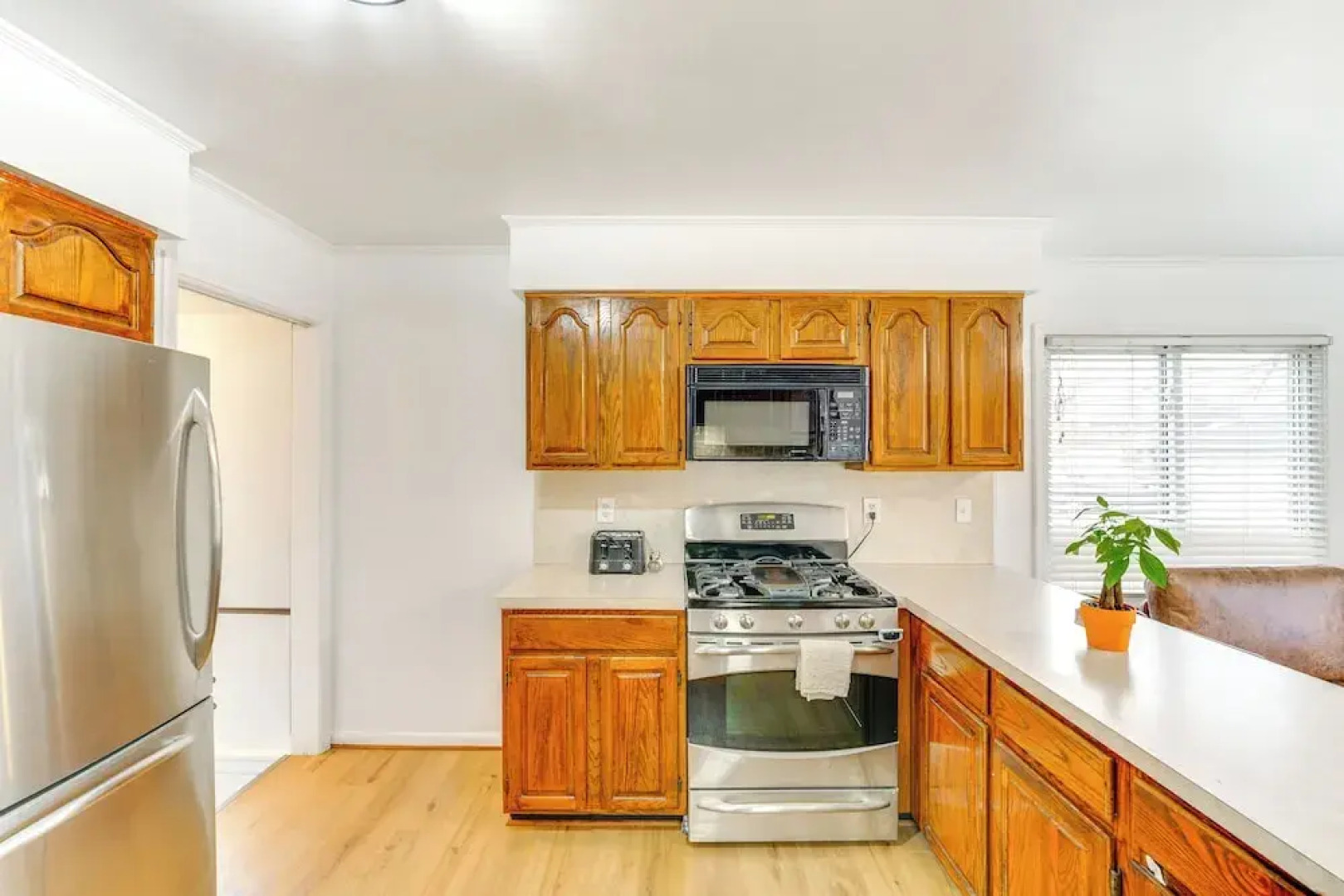 13 Mi to Downtown Detroit: Bright Home