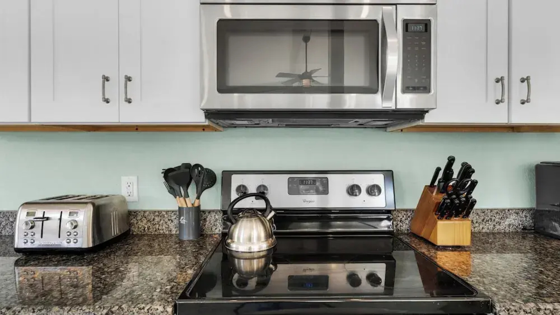 Your Ideal Beach Getaway With Private Pool, Game Room and Close to Beach!