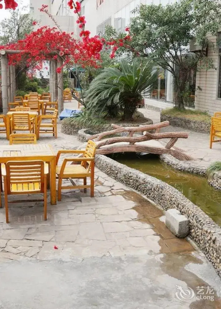 Xiongfei Holiday Hotel - Zigong