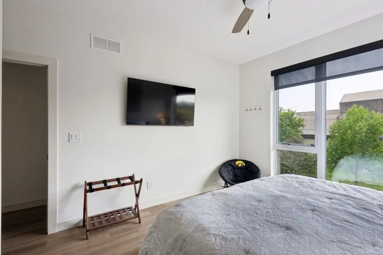 New Modern Townhome With Rooftop Patio 2 Bedroom Townhouse by RedAwning