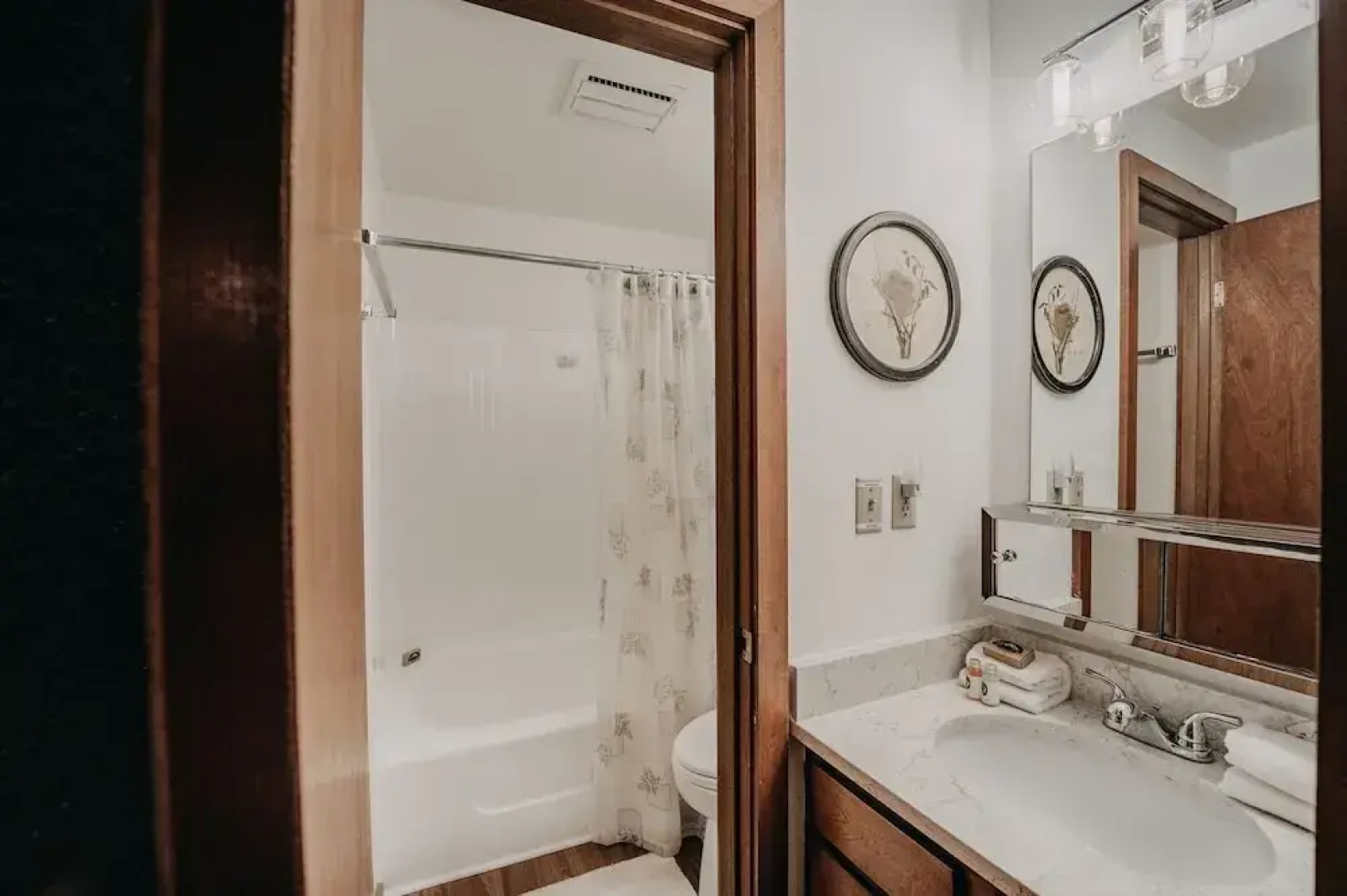 84sw - Sauna - Soaker Tub -  Fireplace - Sleeps 6 2 Bedroom Home by RedAwning