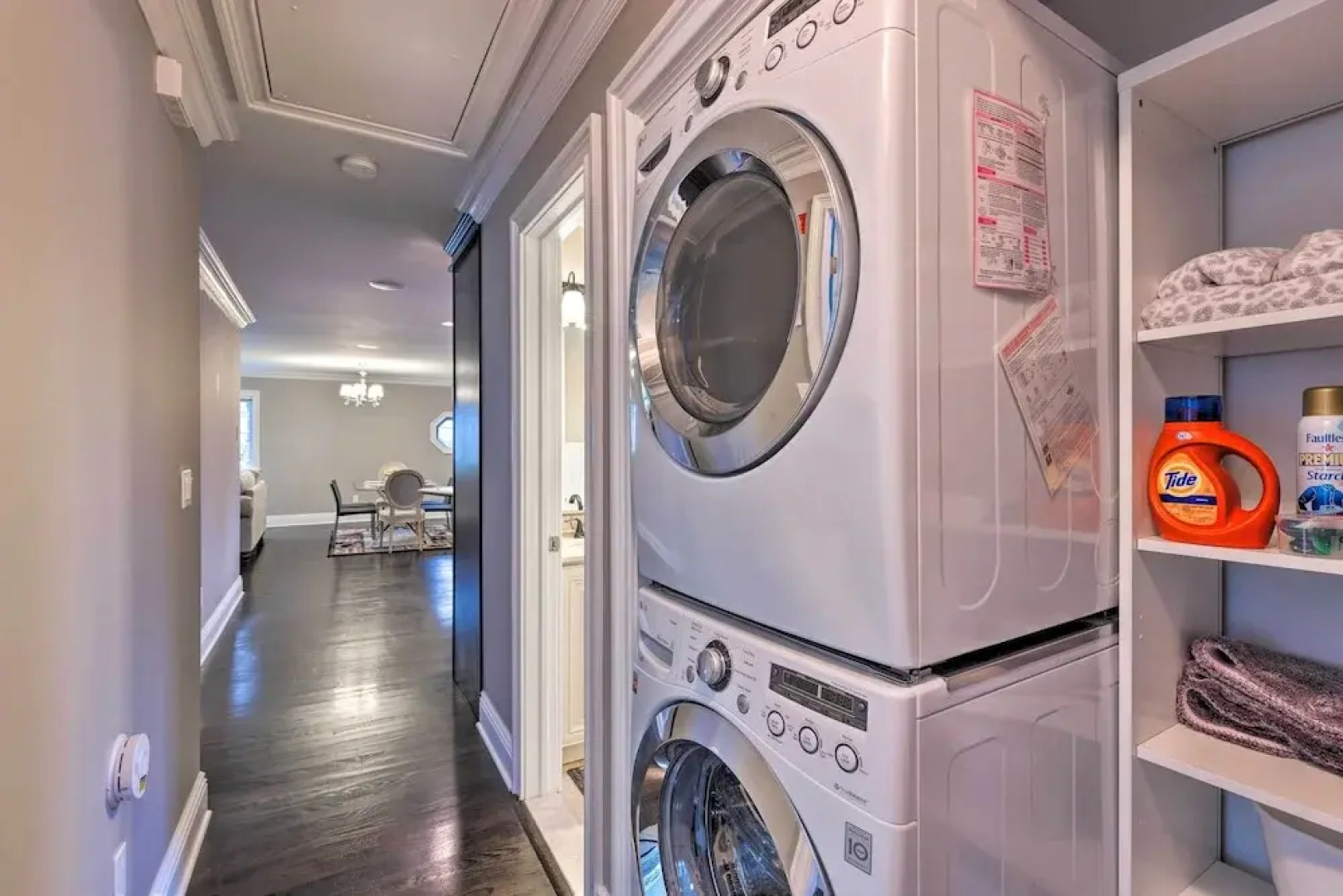 25 Mi to Nyc: Walkable Long Island Apt w/ Balcony