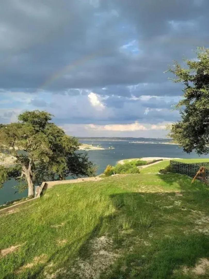 Lake Travis Lakefront Retreat - Boatdock - Hot tub
