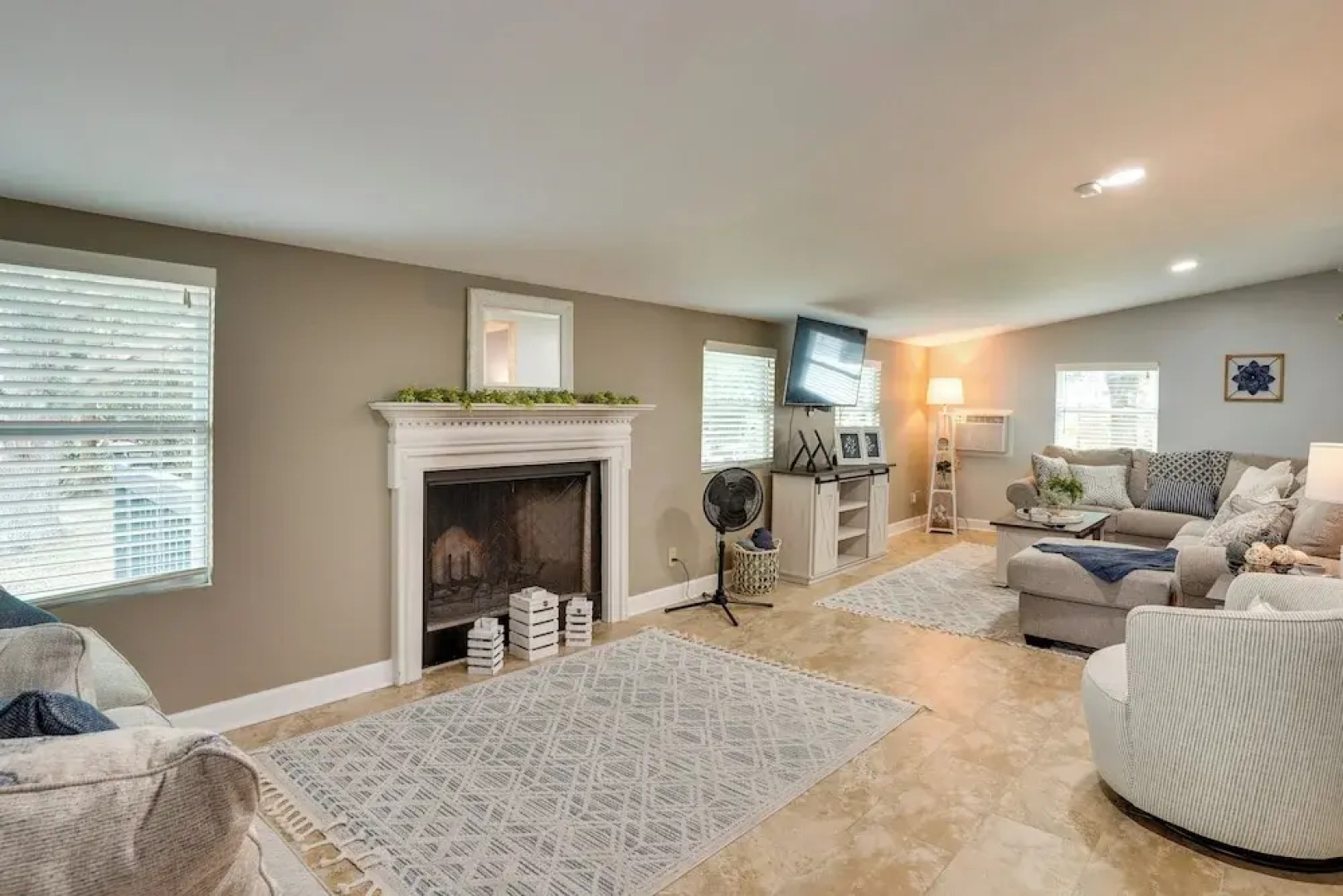 Lakefront Home w/ Screened Porches in Frostproof!