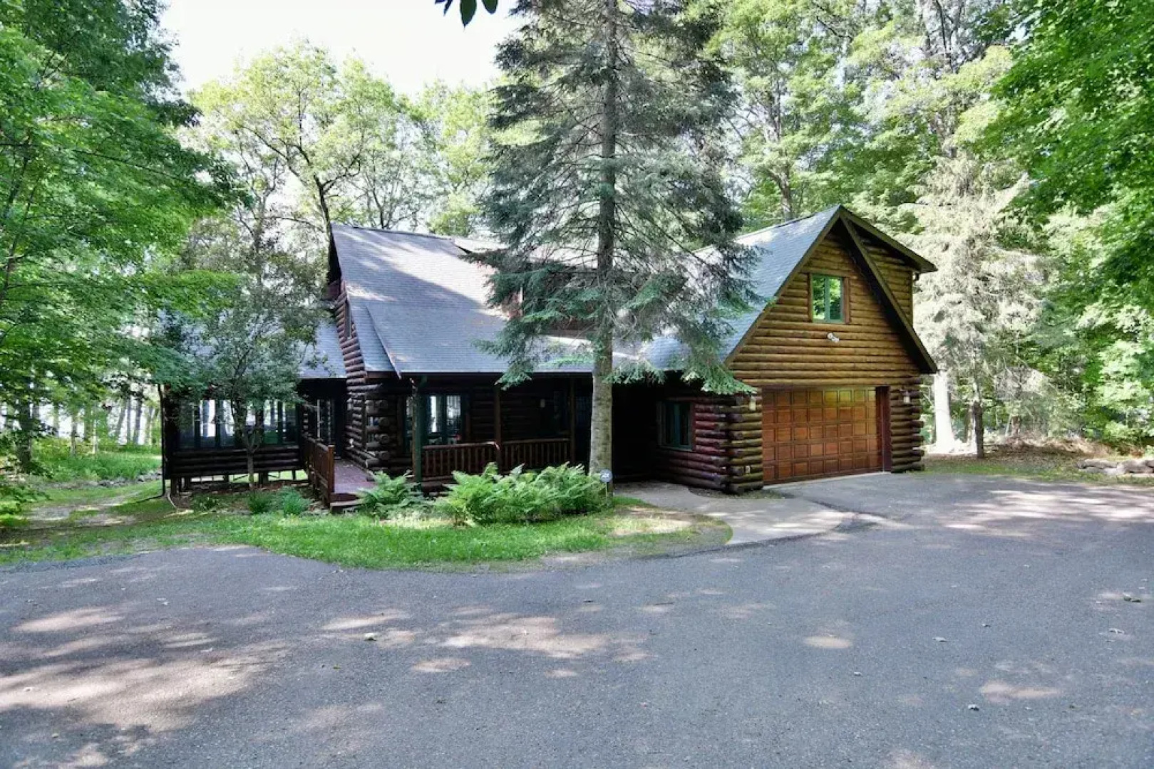 Lumberjack Lodge 5 Bedroom Home by RedAwning