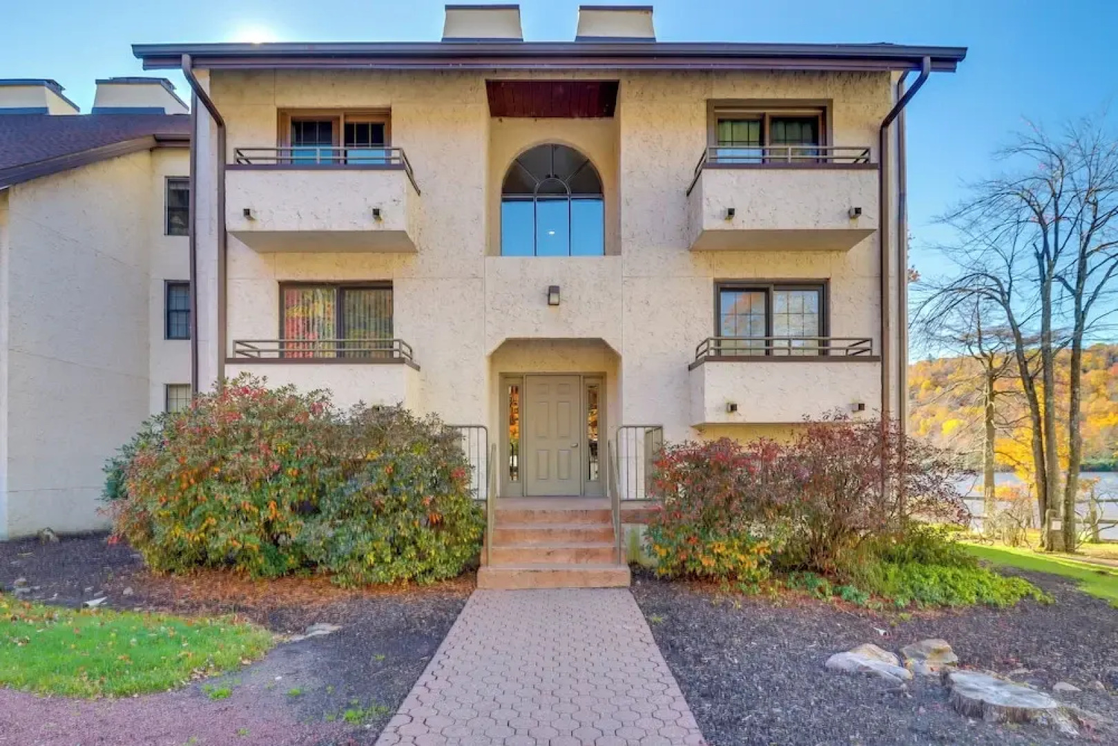 Game Room & Bbq: Waterfront Lake Harmony Condo!