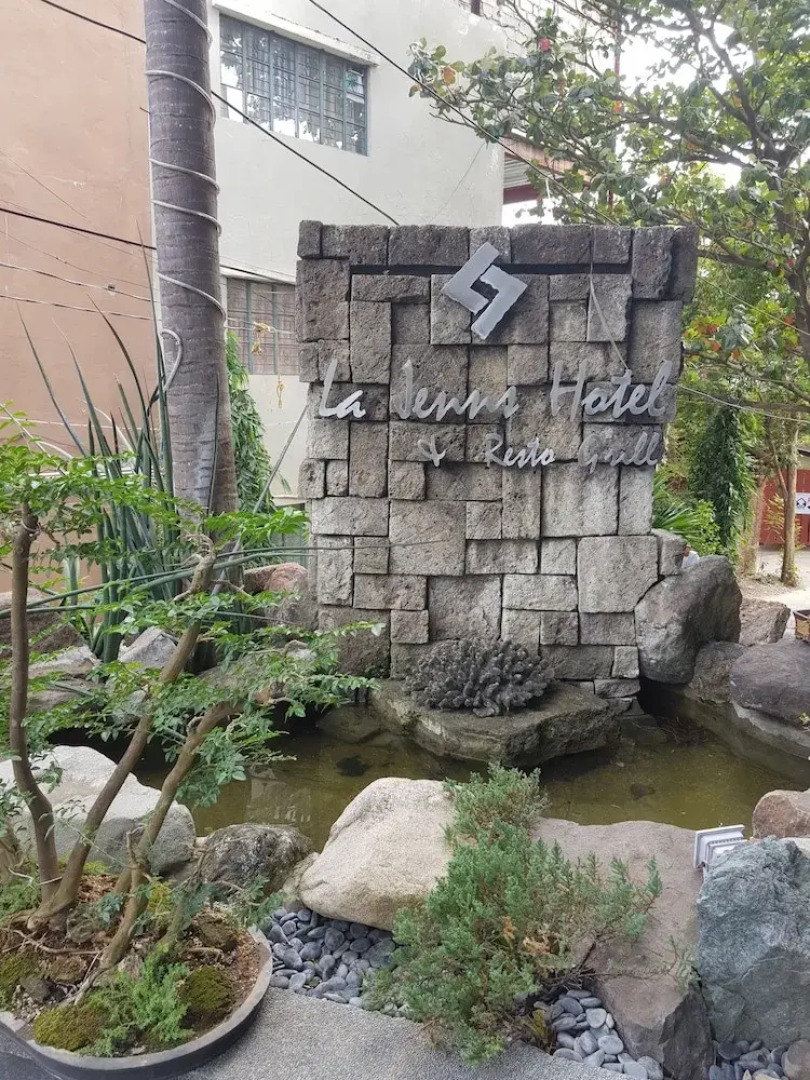 La Jenns Hotel and Resto Grill