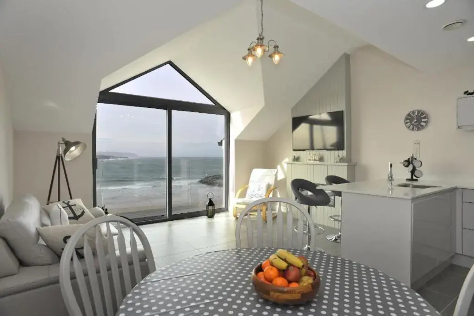 Apartment 10, SOUTH PIER, 13-14 Kerr Street,