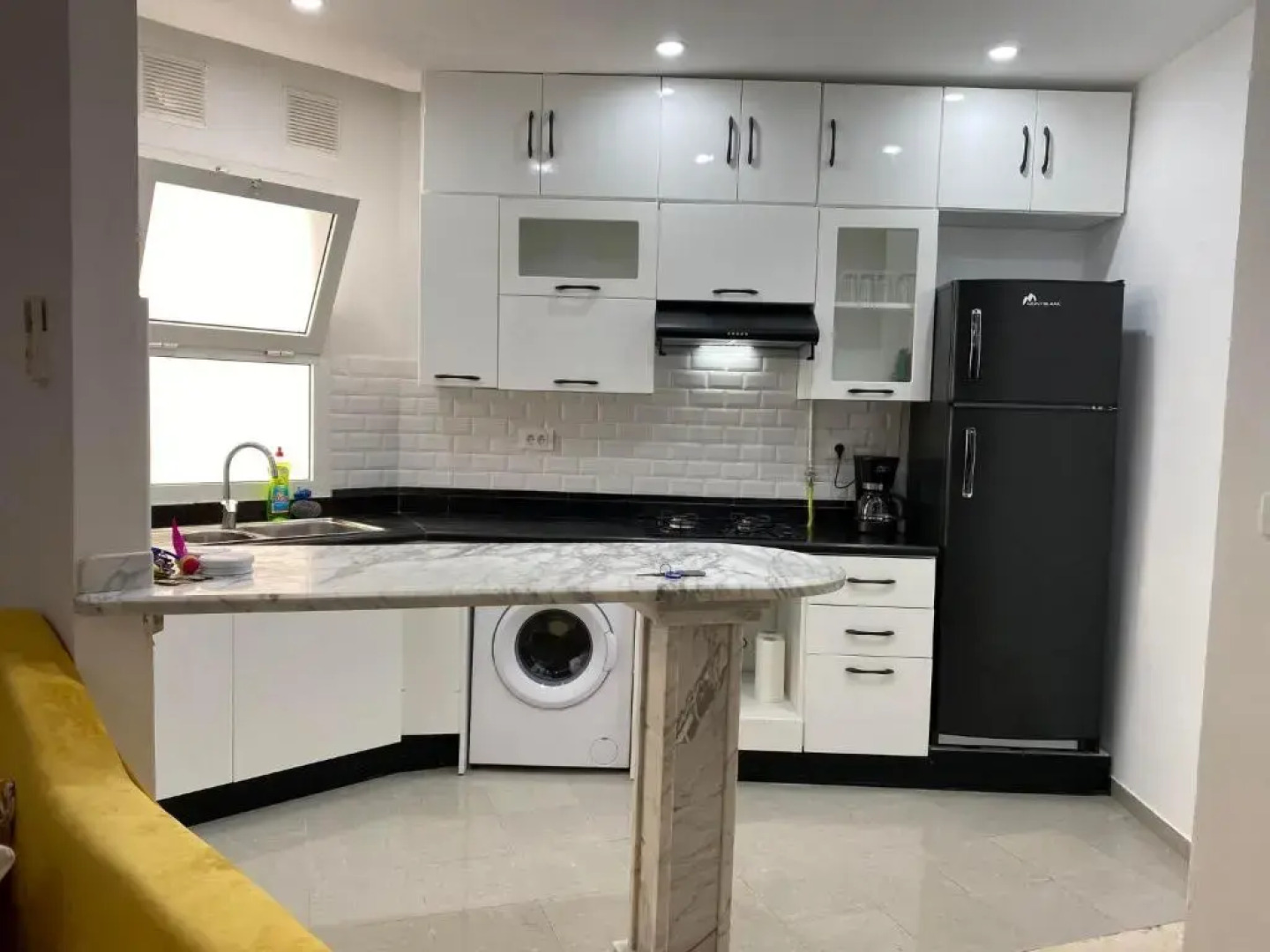 Lovely 1-bedroom rental unit with sea view