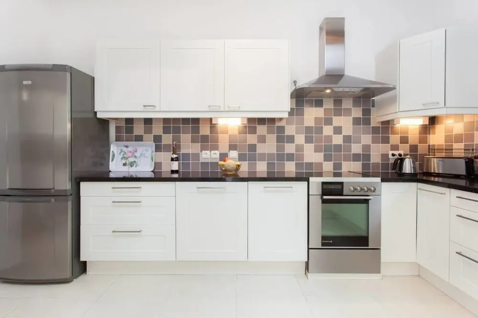 Hirondelle in Charming Village