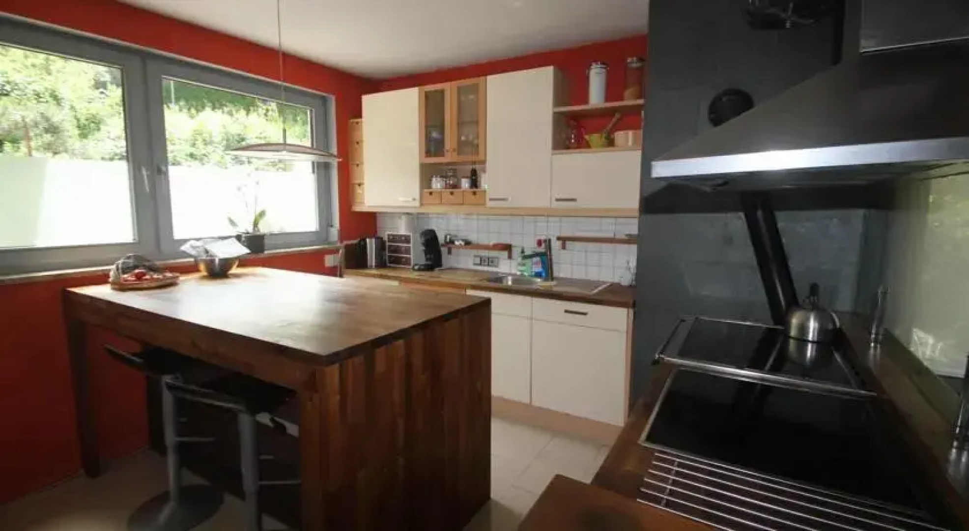 Haus mit Badeteich und Blick zum See