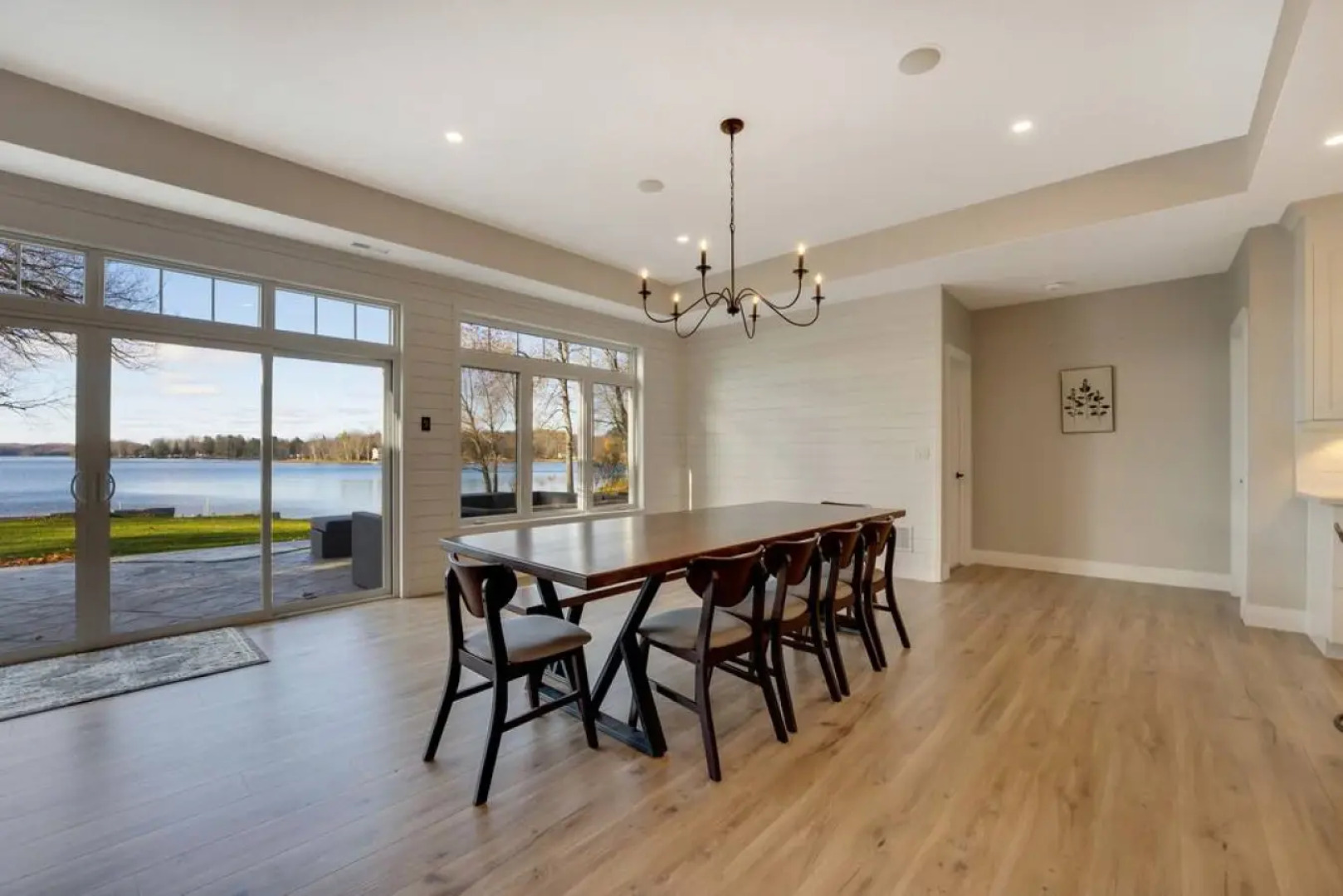 Luxury Cottage overlooking Wollaston Lake-Hot tub