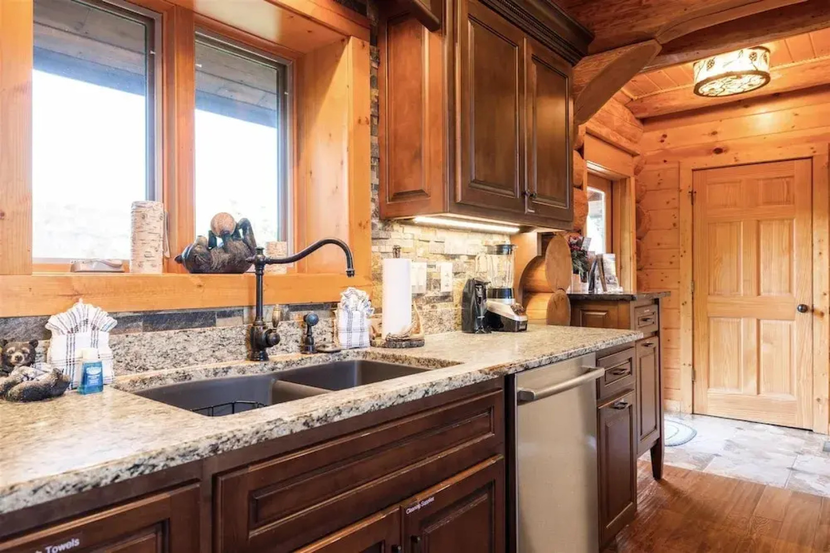 Paradise Point 4 Bedroom Cabin by RedAwning