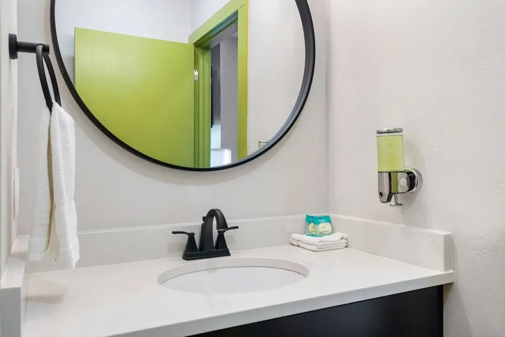 Lake Escape 1 Bedroom Villa by Redawning