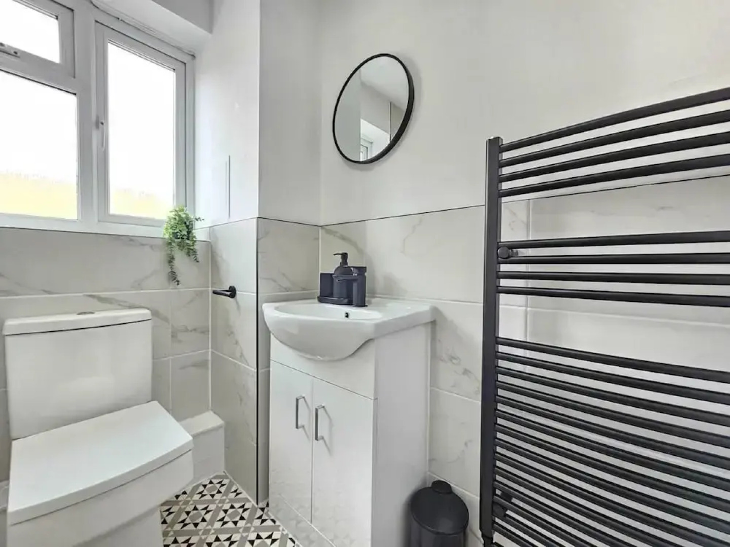 Amazing 4BR Near Hospital, Free Parking, Sleeps 10