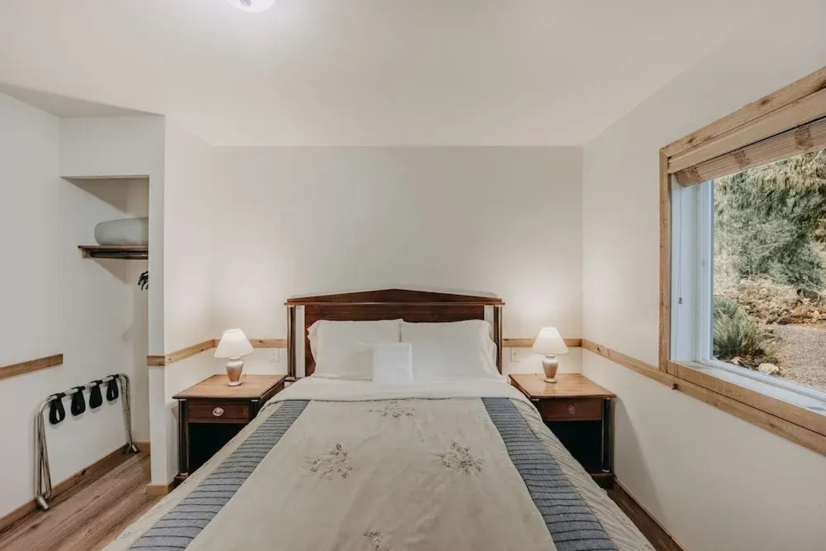 03mbh -12-bdrm - 3.5-bath - Wifi - Pets Ok - Sleeps 26 12 Bedroom Home by RedAwning