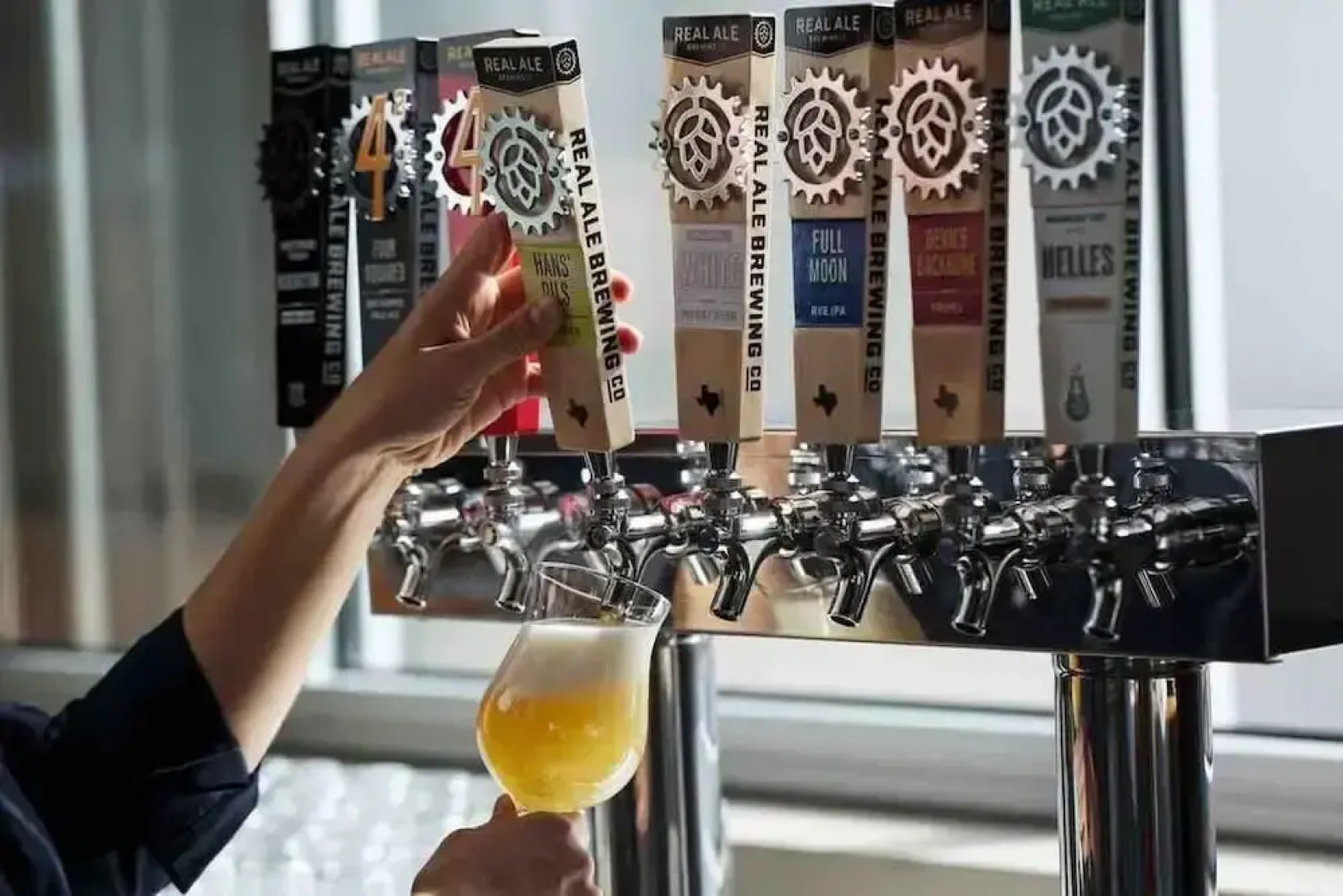 5 2 two Kings hot tub Firepit 16min to Wine Trail Nearby Pickleball Courts Pool