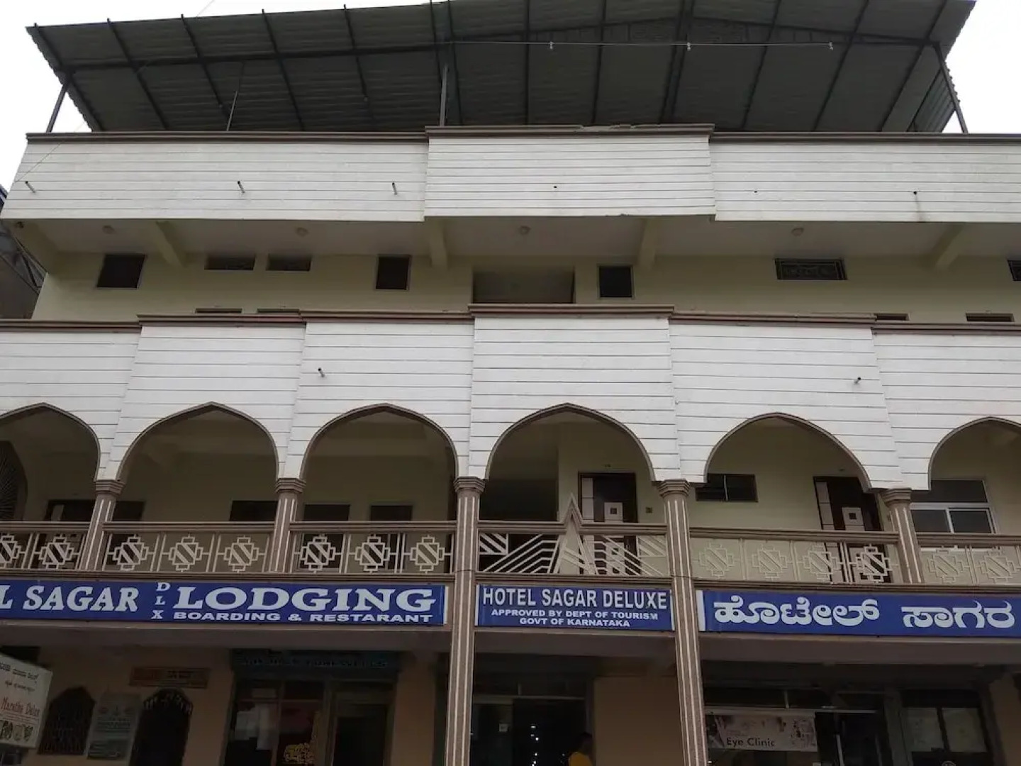 Iroomz Hotel Sagar Deluxe