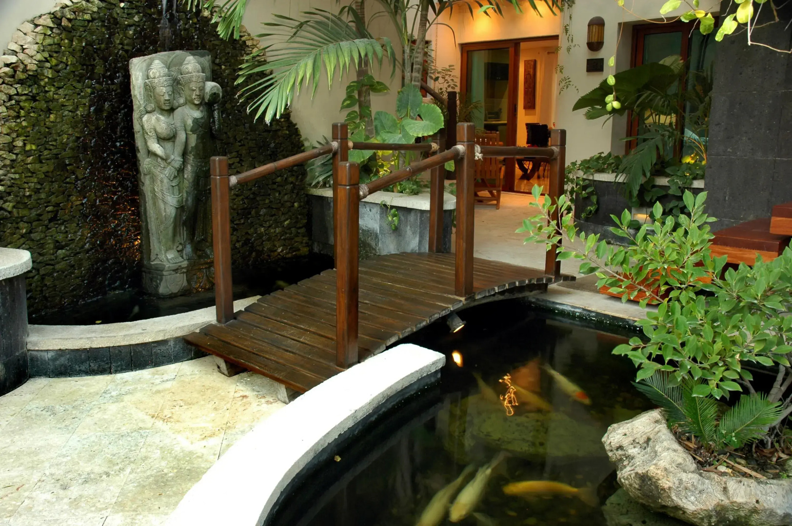 El Taj Oceanfront & Beachside Condo Hotel