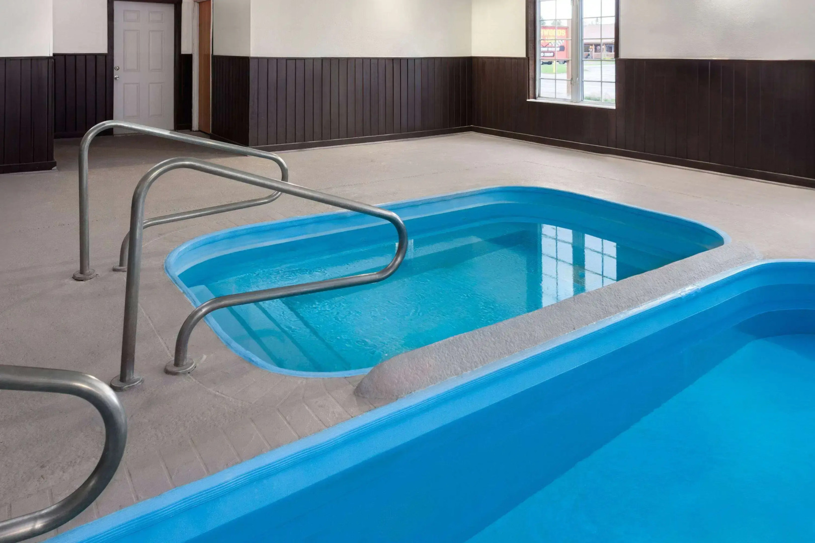 AmericInn by Wyndham Eagle River Downtown