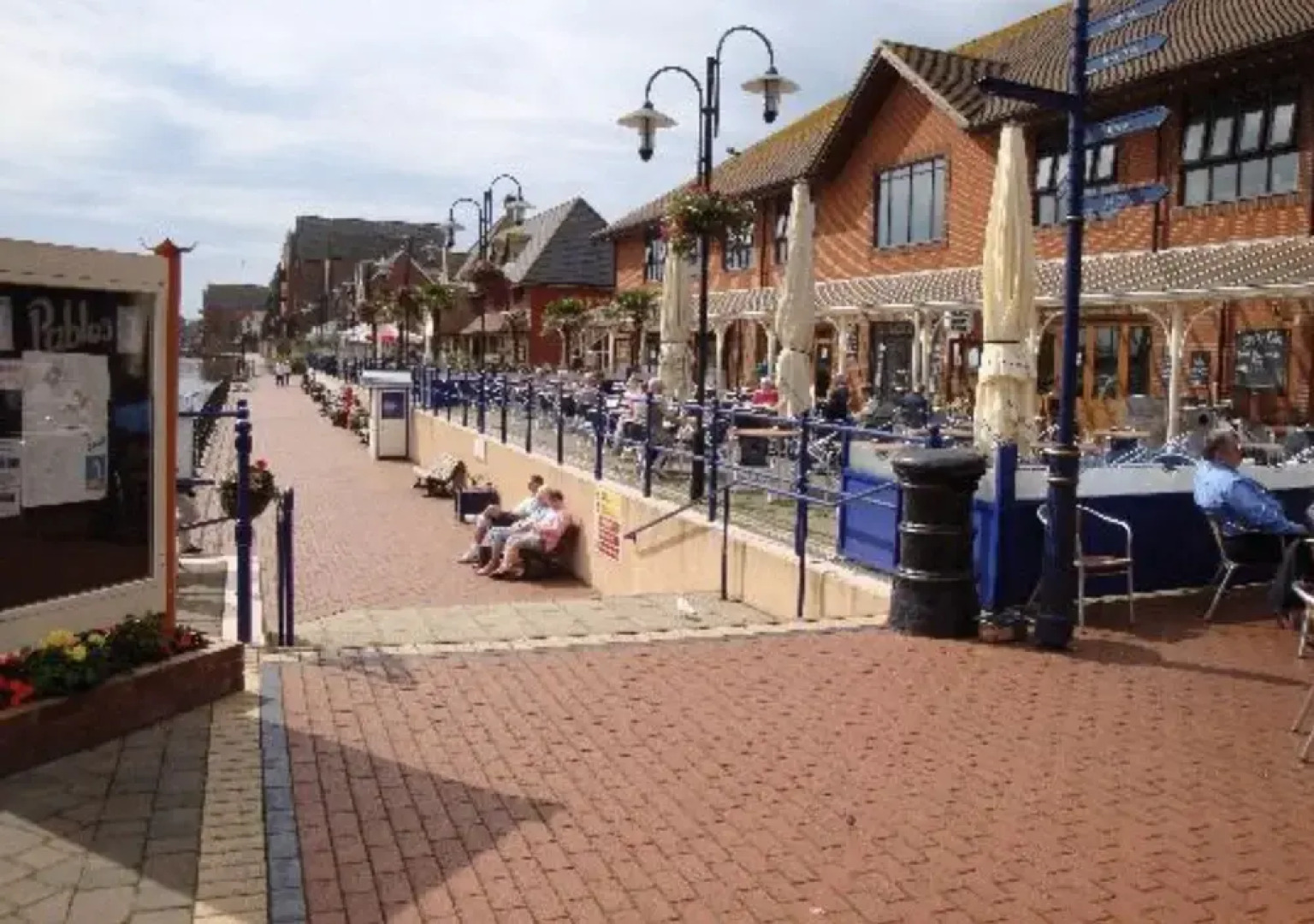 3 bed Bungalow minutes from the beach