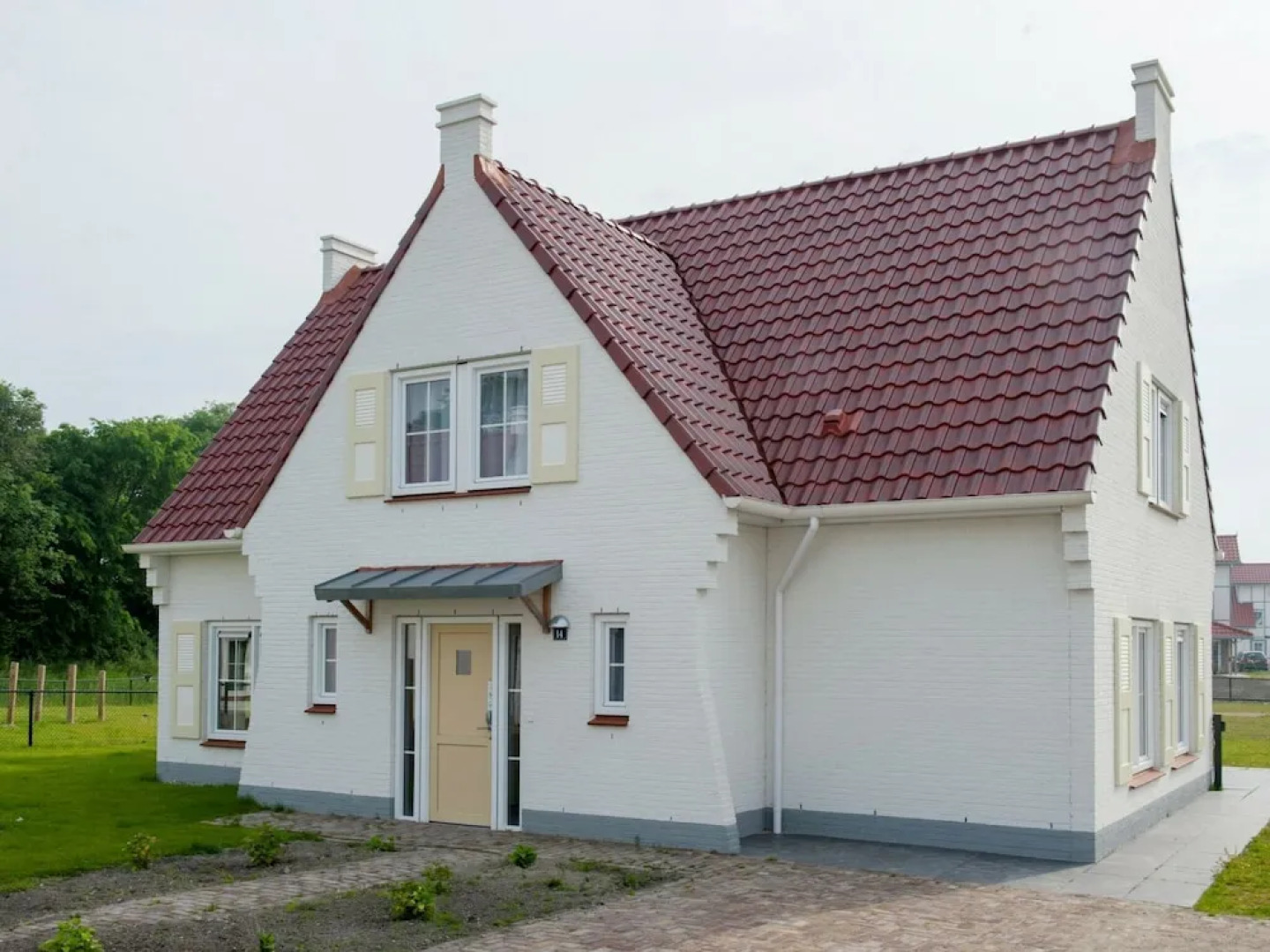 Detached Villa With Four Bathrooms Near the Sea