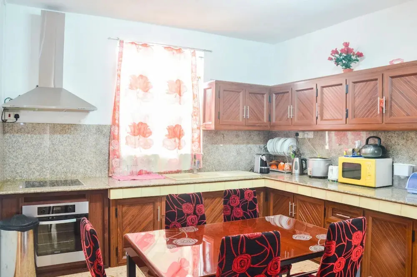 Charming 2-bed House in Chemin Grenier