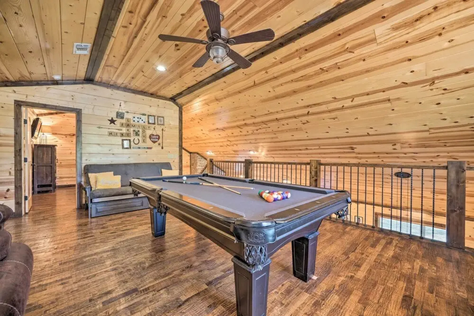 Broken Bow Escape w/ Hot Tub & Basketball Court!