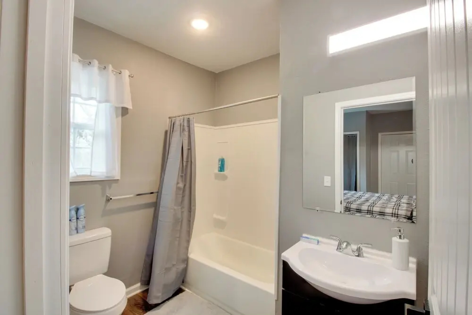 Cozy Missouri Escape w/ Balcony, Near Colleges!