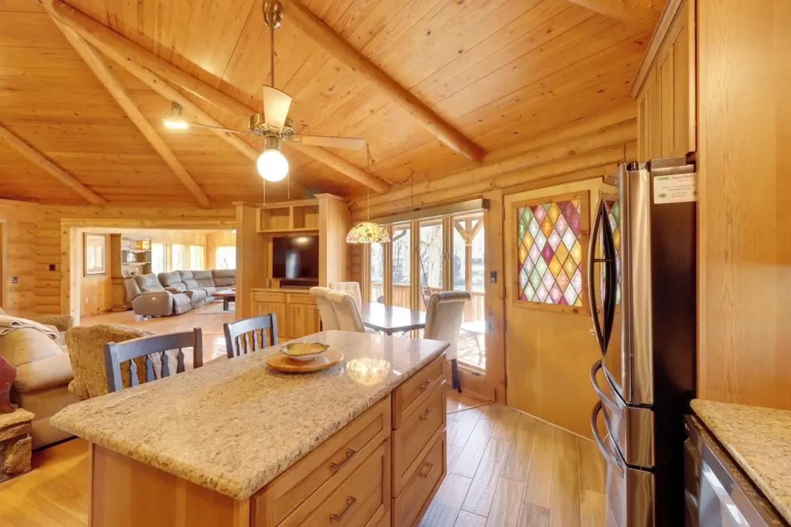 Family-friendly Riverfront Manor on the Little Red