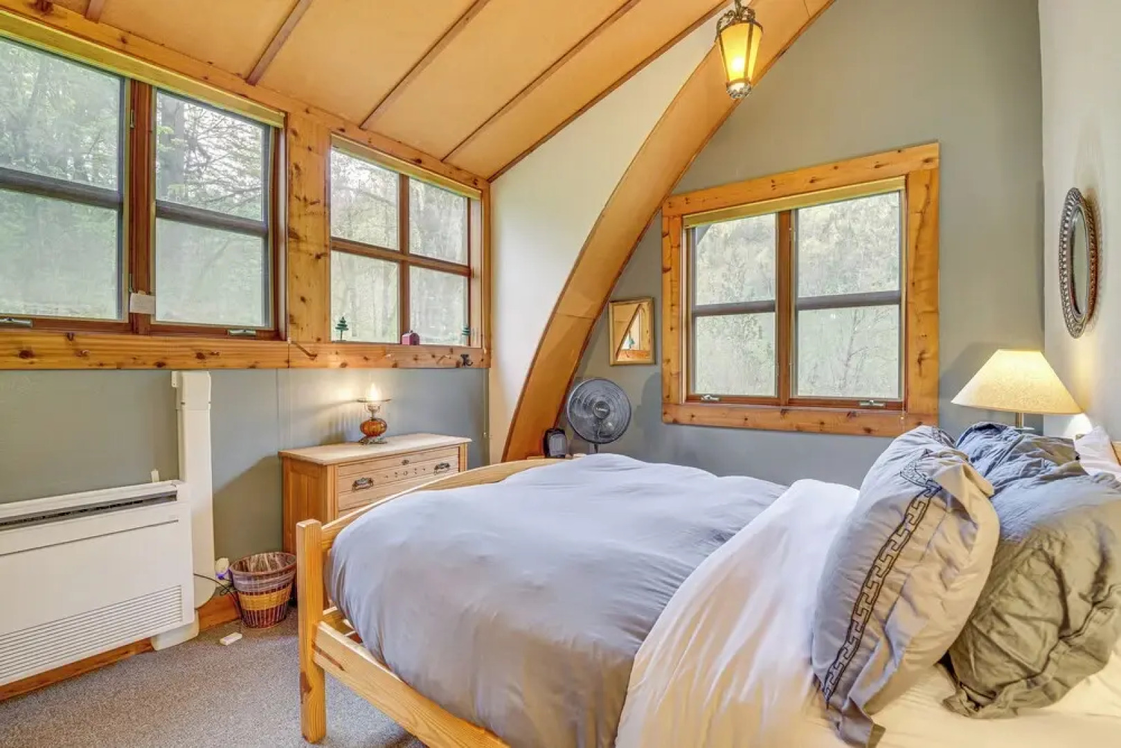 Riverfront Skykomish Cabin w/ Private Hot Tub!